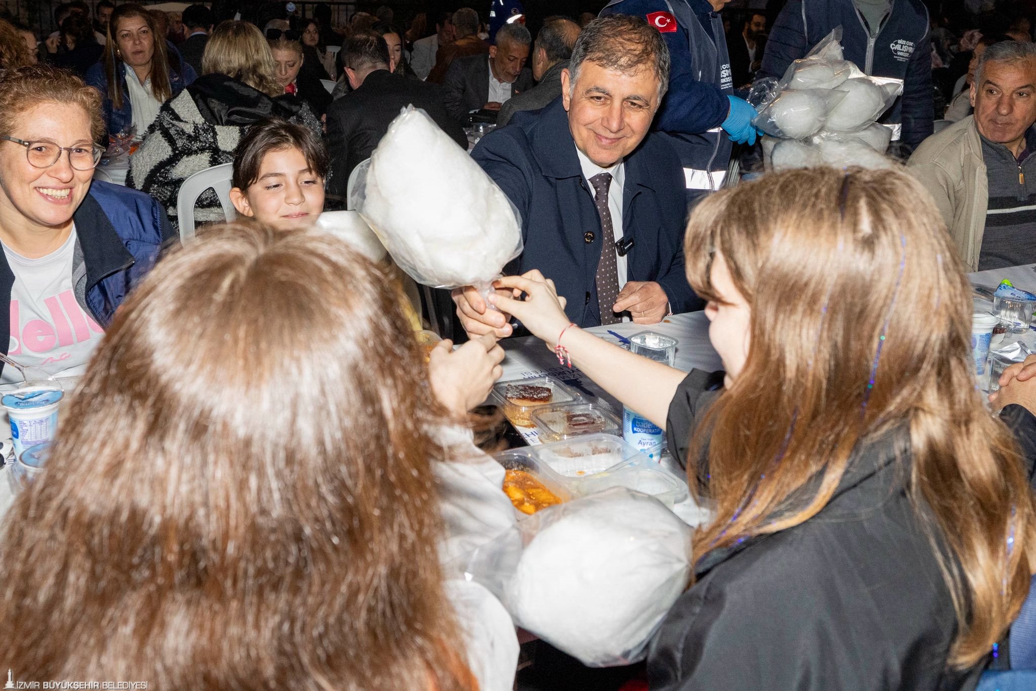 Başkan Tugay Kemeraltı'nda iftar açtı: 'Birbirimizin iyiliğini istediğimizde herşey daha güzel olacak'