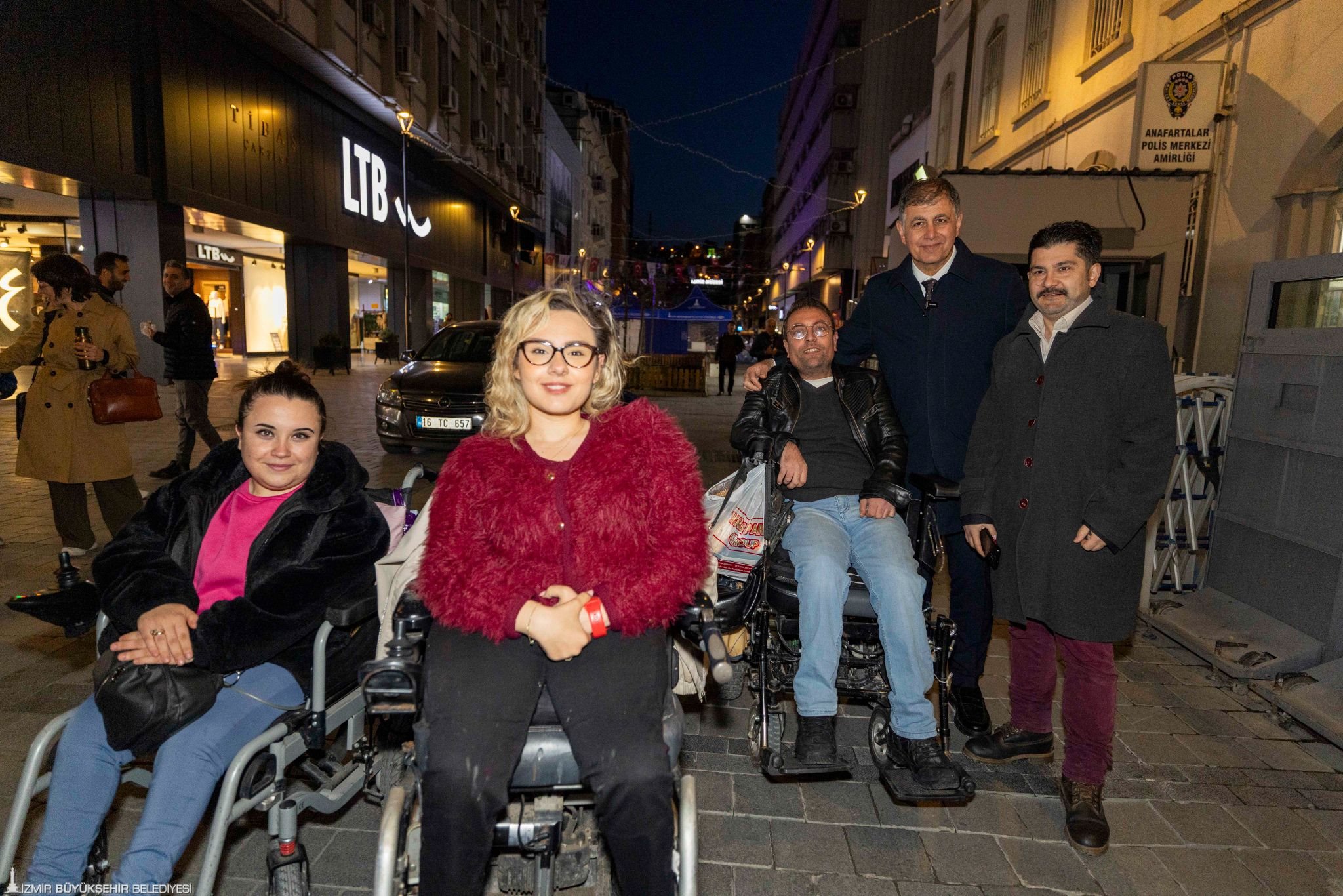 Başkan Tugay Kemeraltı'nda iftar açtı: 'Birbirimizin iyiliğini istediğimizde herşey daha güzel olacak'