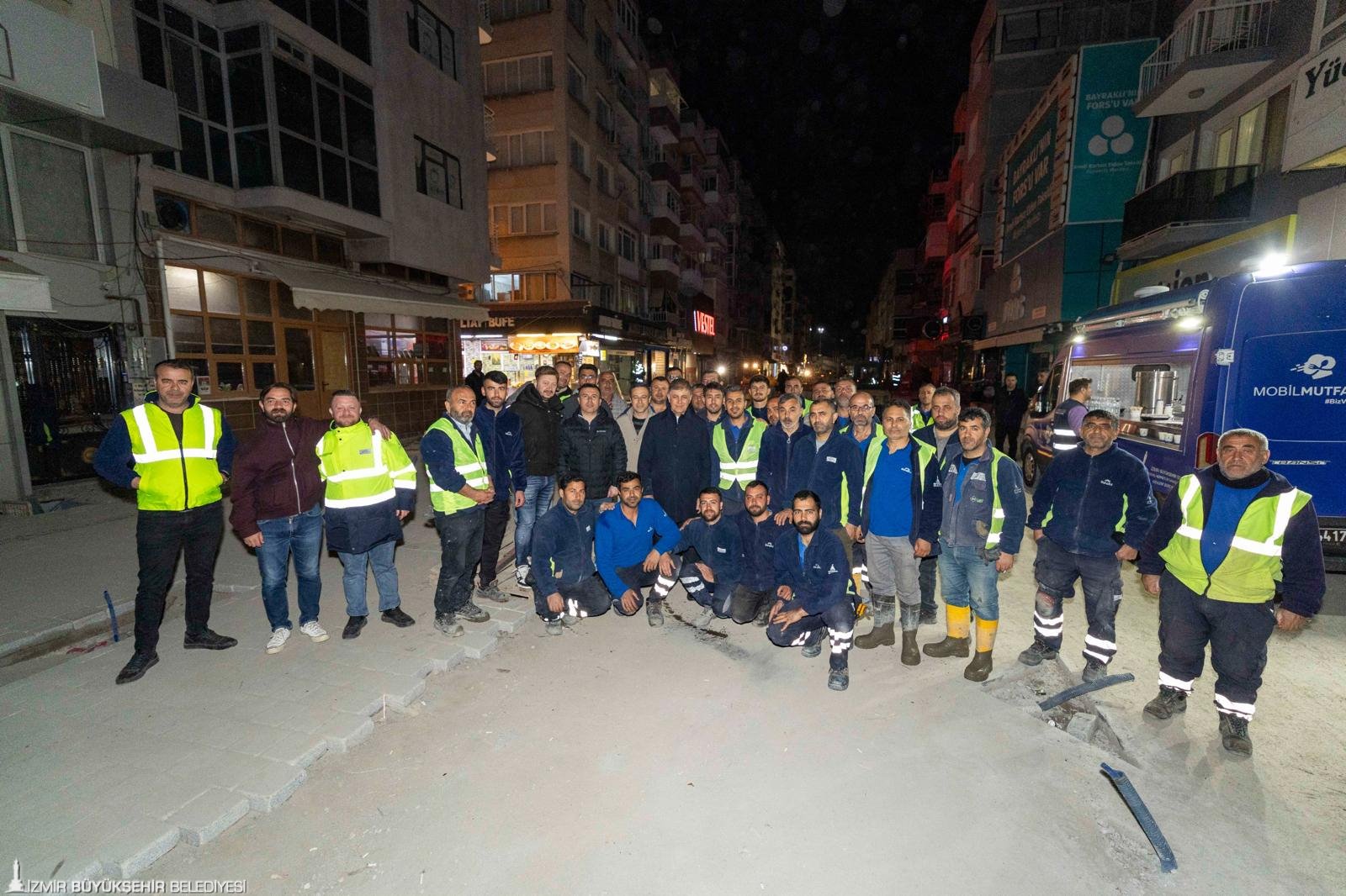 Tugay'dan yol emekçileriyle 'gece mesaisi': İşçilerin molasına konuk oldu