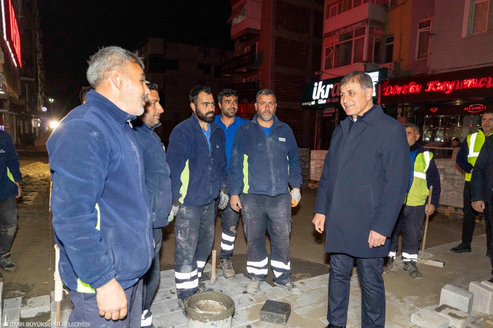 İzmir’in yolları gece gündüz süren hummalı bir çalışmayla yenileniyor! 

İzmir