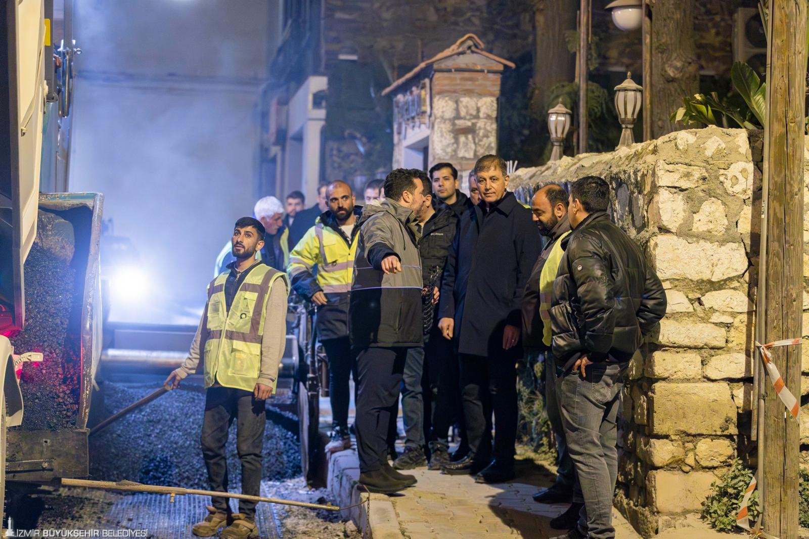 Tugay'dan yol emekçileriyle 'gece mesaisi': İşçilerin molasına konuk oldu