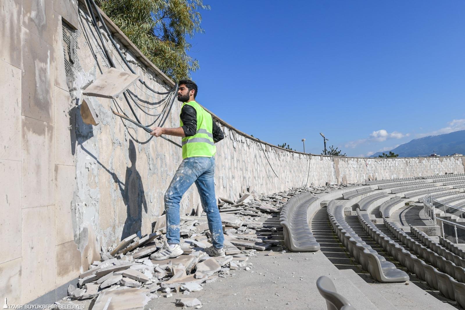 Aşık Veysel Amfi Tiyatro baştan aşağı yenileniyor: İzmir'in yaz akşamları artık daha konforlu 6 Aşık Veysel Amfi Tiyatro baştan aşağı yenileniyor: İzmir'in yaz akşamları artık daha konforlu
