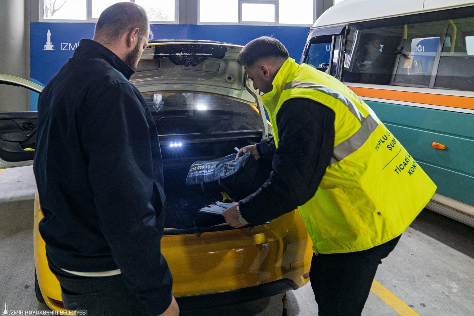 İzmir'de taksi ve dolmuşlara sıkı 'uygunluk' denetimi: Denetimi geçemeyen trafiğe çıkamıyor 4 İzmir'de taksi ve dolmuşlara sıkı 'uygunluk' denetimi: Denetimi geçemeyen trafiğe çıkamıyor