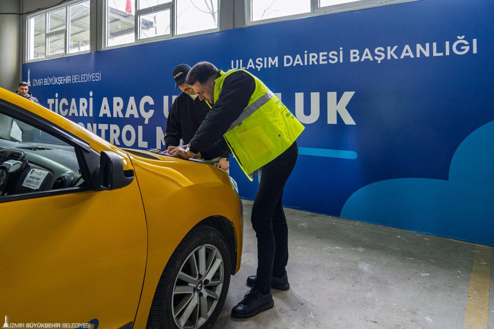 İzmir'de taksi ve dolmuşlara sıkı 'uygunluk' denetimi: Denetimi geçemeyen trafiğe çıkamıyor 3 İzmir'de taksi ve dolmuşlara sıkı 'uygunluk' denetimi: Denetimi geçemeyen trafiğe çıkamıyor