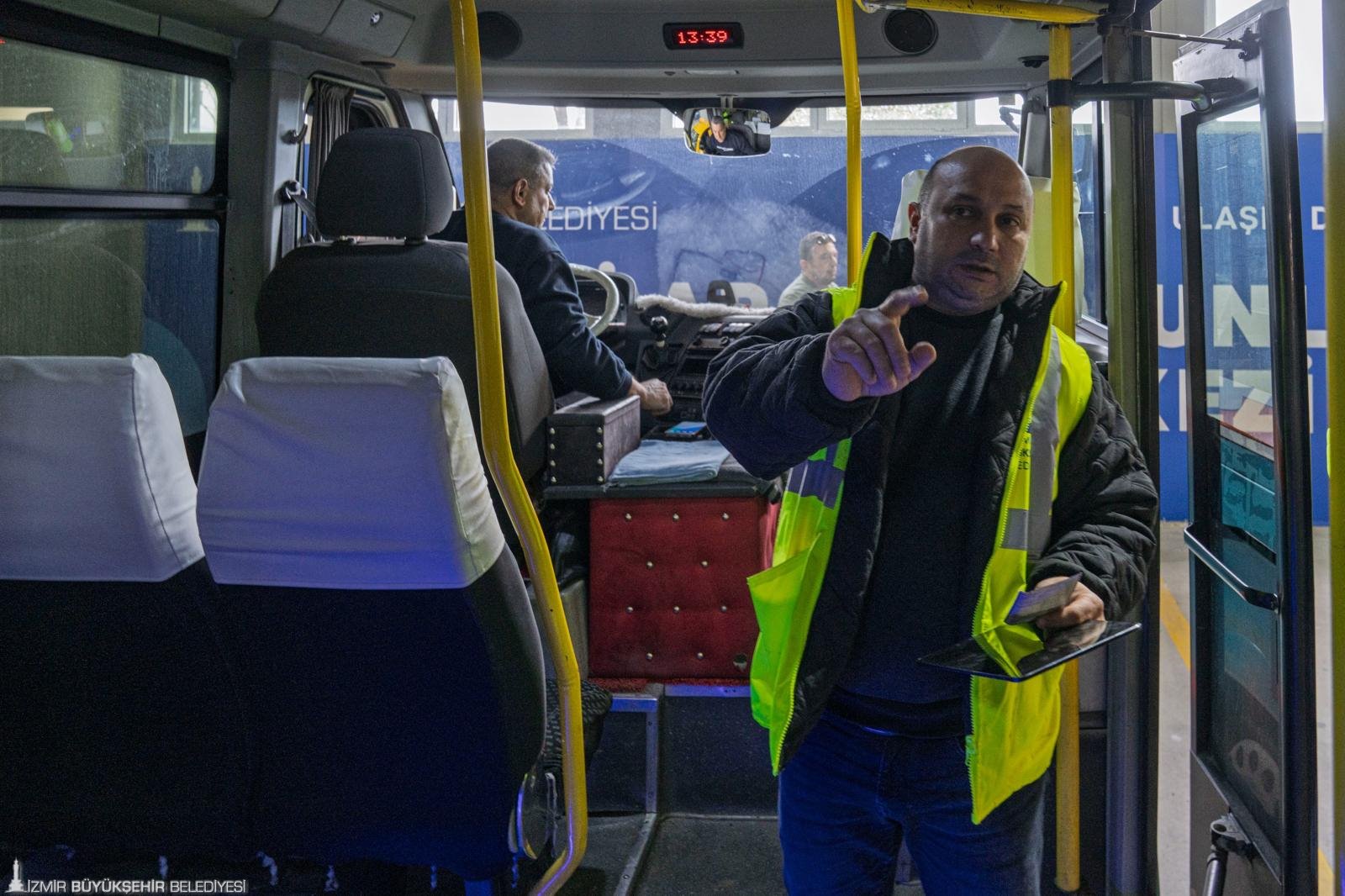İzmir'de taksi ve dolmuşlara sıkı 'uygunluk' denetimi: Denetimi geçemeyen trafiğe çıkamıyor 6 İzmir'de taksi ve dolmuşlara sıkı 'uygunluk' denetimi: Denetimi geçemeyen trafiğe çıkamıyor