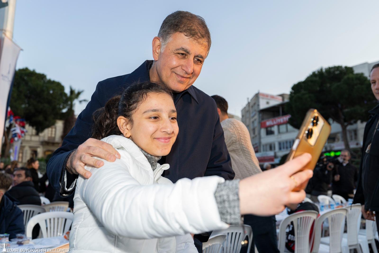 Başkan Tugay Aliağalılarla iftarda: 'Lüks otellerde değil, halkın sofrasındayız' 12 Başkan Tugay Aliağalılarla iftarda: 'Lüks otellerde değil, halkın sofrasındayız'