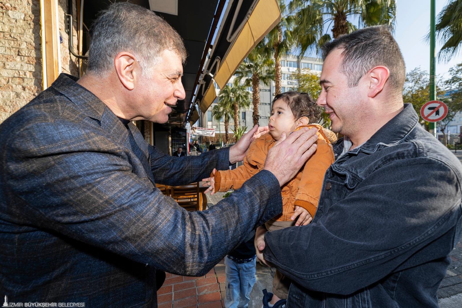Başkan Tugay Aliağalılarla iftarda: 'Lüks otellerde değil, halkın sofrasındayız' 8 Başkan Tugay Aliağalılarla iftarda: 'Lüks otellerde değil, halkın sofrasındayız'