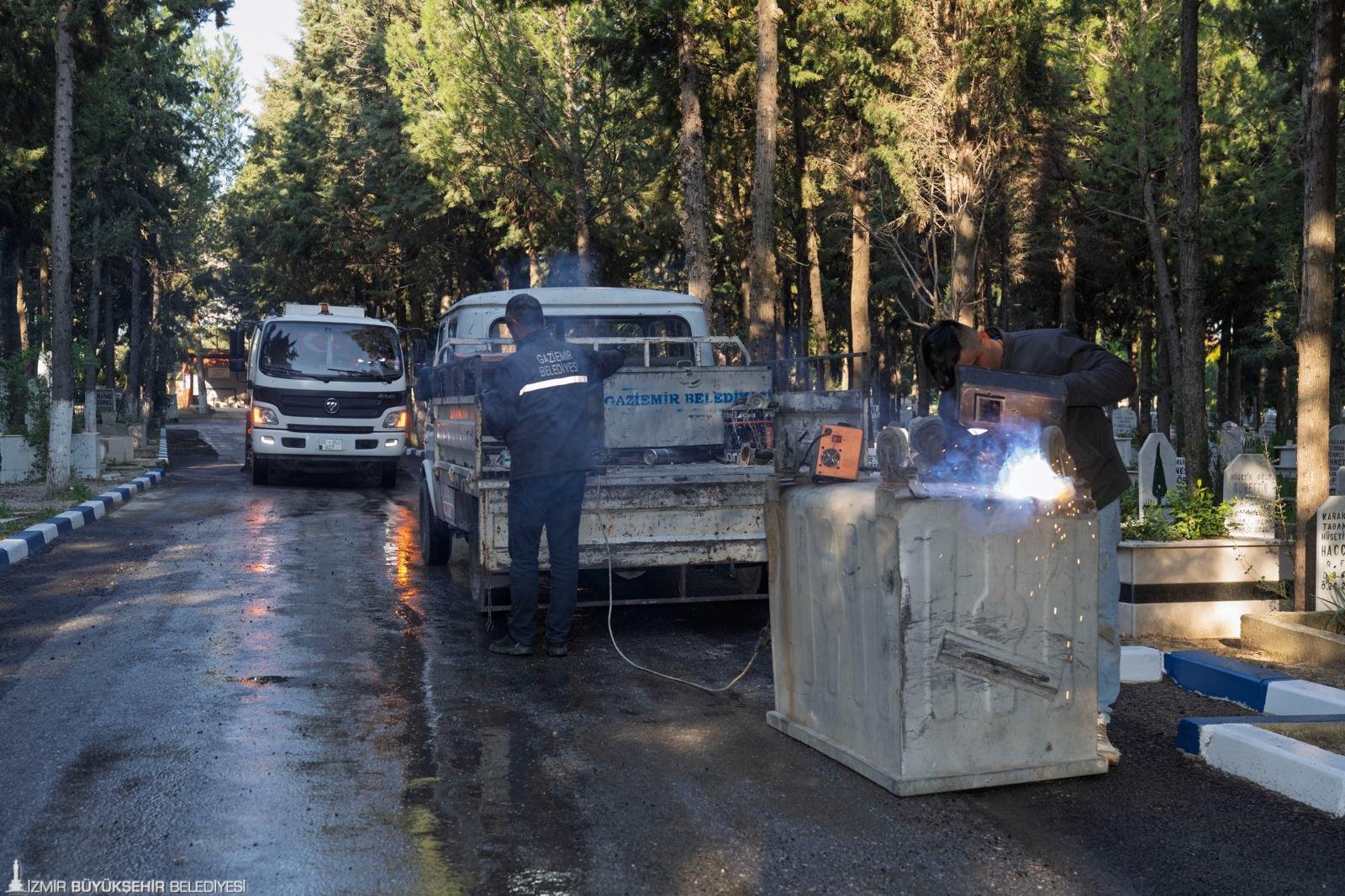 İzmir'de mezarlıklar 'bayrama hazır': 2 bin 500 mezarlıkta dev temizlik 1 İzmir'de mezarlıklar 'bayrama hazır': 2 bin 500 mezarlıkta dev temizlik
