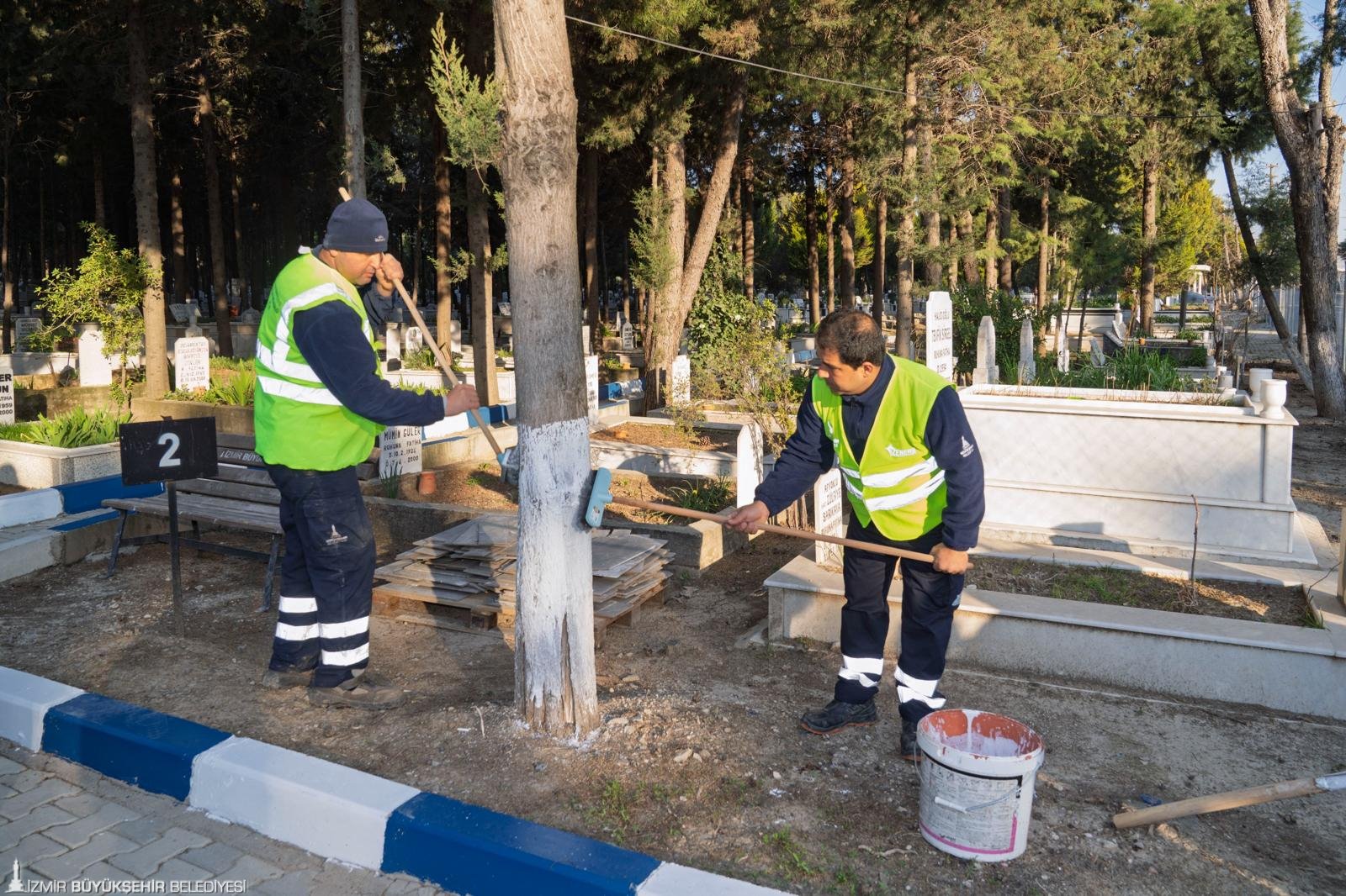 İzmir'de mezarlıklar 'bayrama hazır': 2 bin 500 mezarlıkta dev temizlik 4 İzmir'de mezarlıklar 'bayrama hazır': 2 bin 500 mezarlıkta dev temizlik