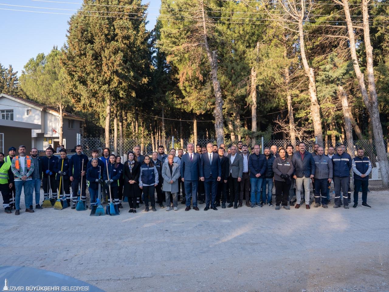 İzmir'de mezarlıklar 'bayrama hazır': 2 bin 500 mezarlıkta dev temizlik 5 İzmir'de mezarlıklar 'bayrama hazır': 2 bin 500 mezarlıkta dev temizlik