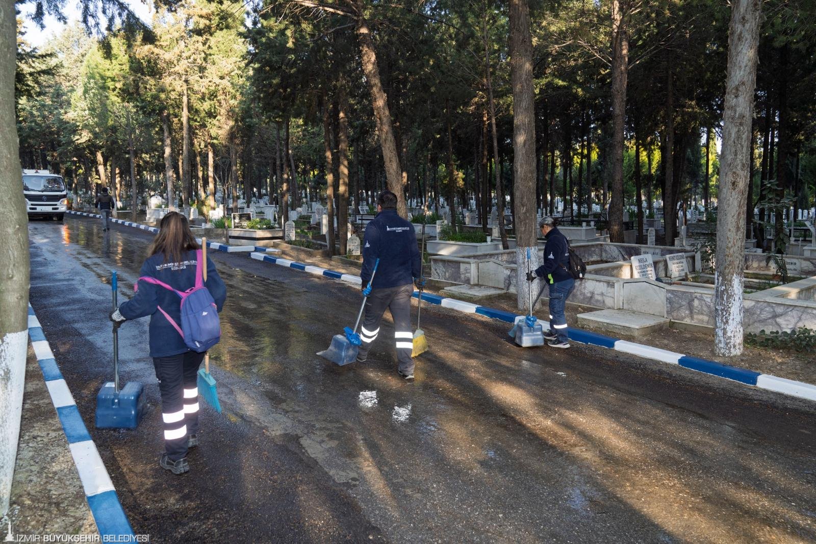 İzmir'de mezarlıklar 'bayrama hazır': 2 bin 500 mezarlıkta dev temizlik 8 İzmir'de mezarlıklar 'bayrama hazır': 2 bin 500 mezarlıkta dev temizlik