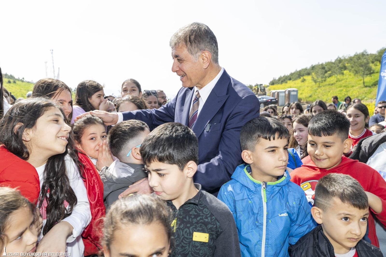 Başkan Tugay çocuklara verdiği sözü tuttu, fidanlar toprakla buluştu