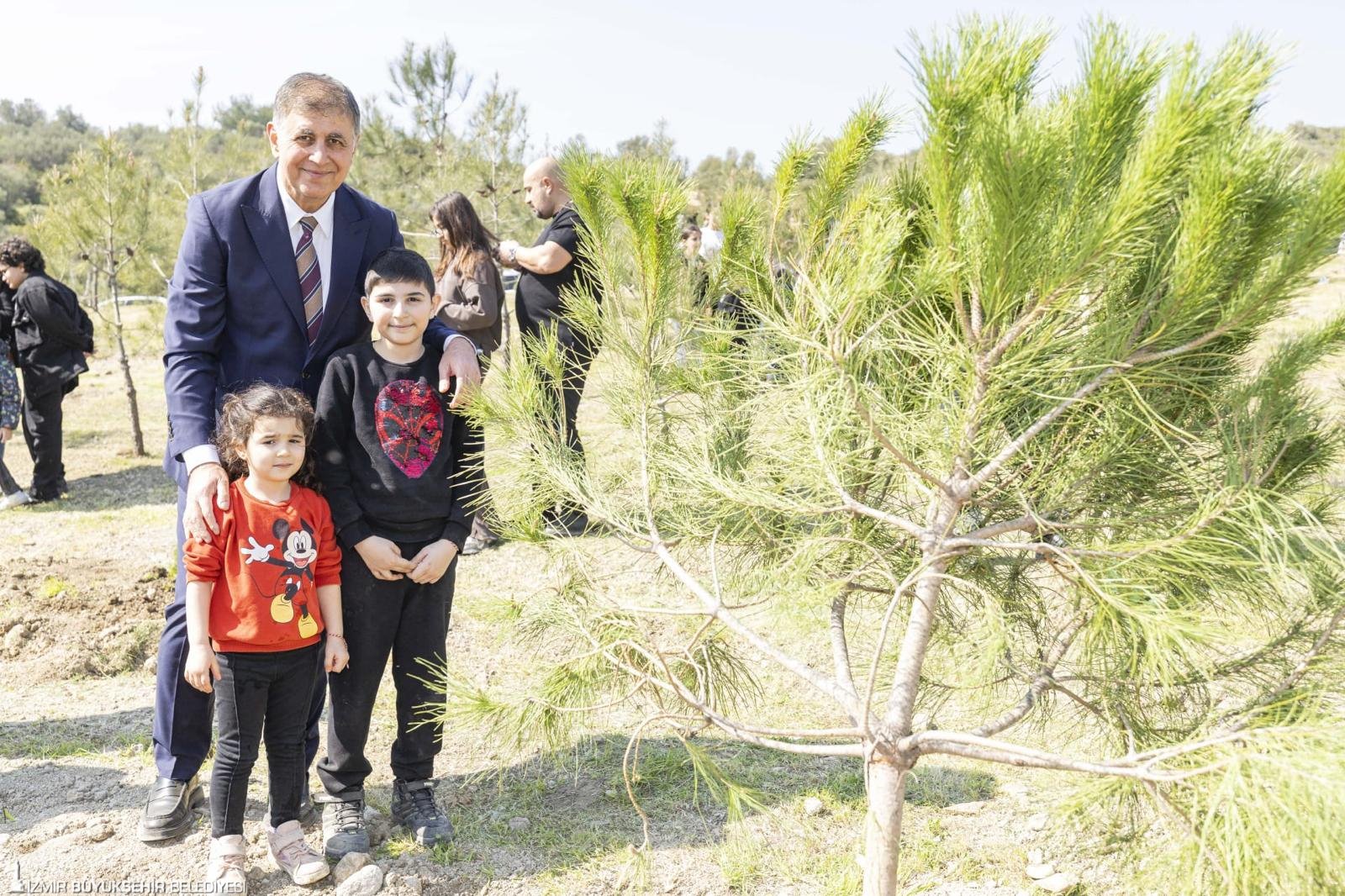 Başkan Tugay çocuklara verdiği sözü tuttu, fidanlar toprakla buluştu