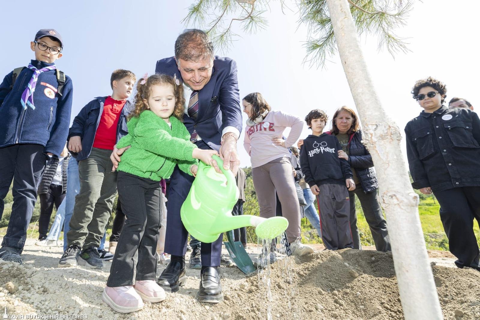 Başkan Tugay çocuklara verdiği sözü tuttu, fidanlar toprakla buluştu
