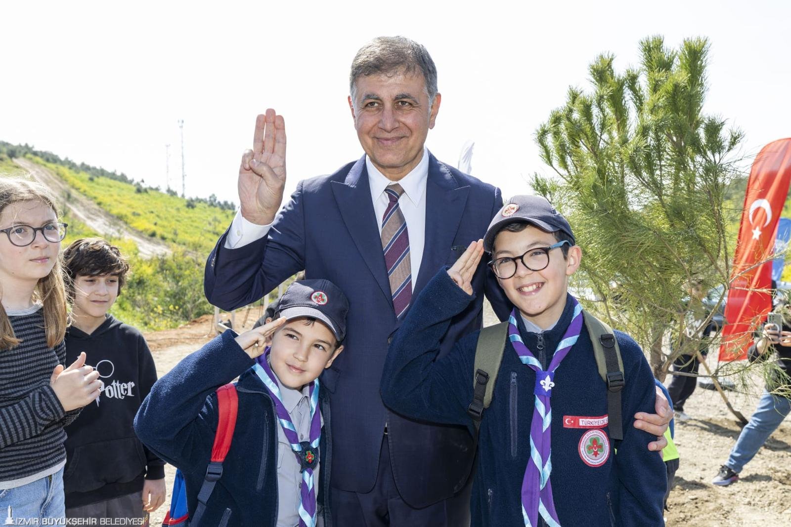 Başkan Tugay çocuklara verdiği sözü tuttu, fidanlar toprakla buluştu