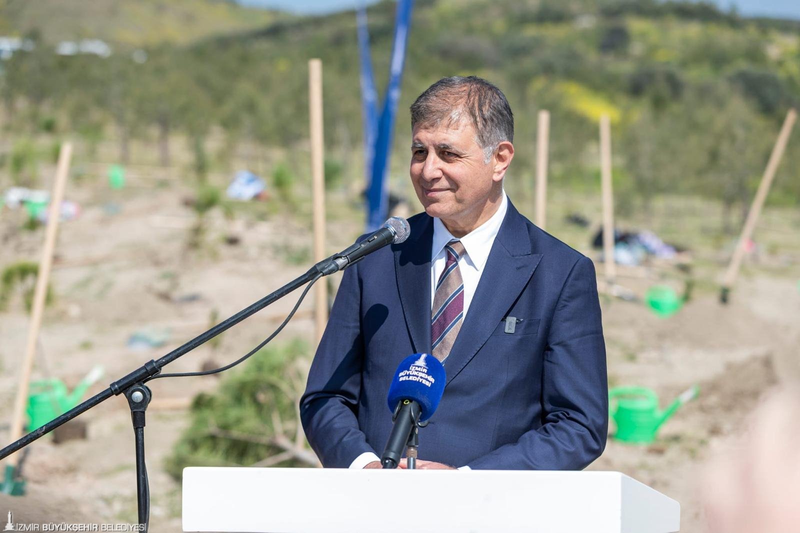 Başkan Tugay çocuklara verdiği sözü tuttu, fidanlar toprakla buluştu