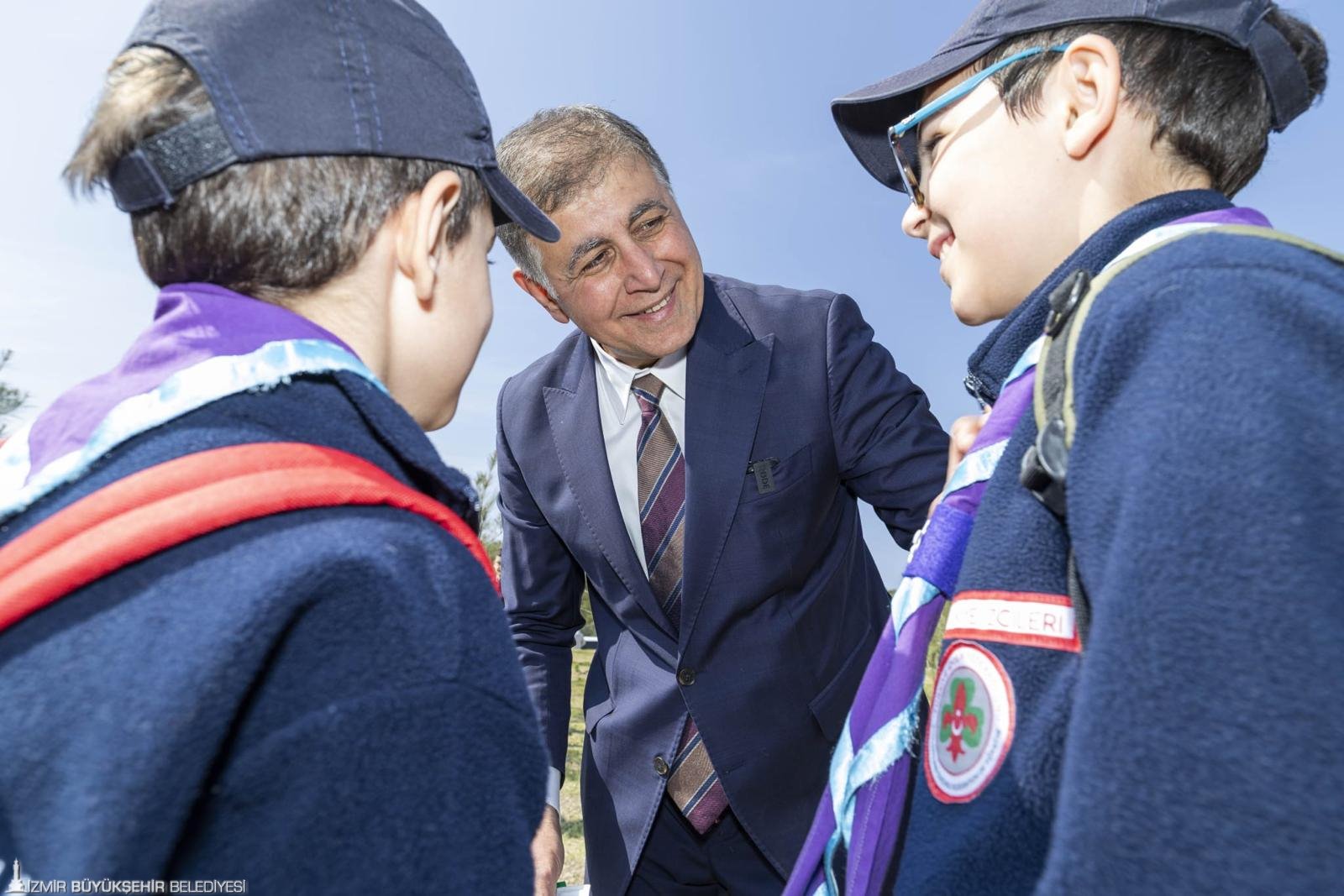 Başkan Tugay çocuklara verdiği sözü tuttu, fidanlar toprakla buluştu