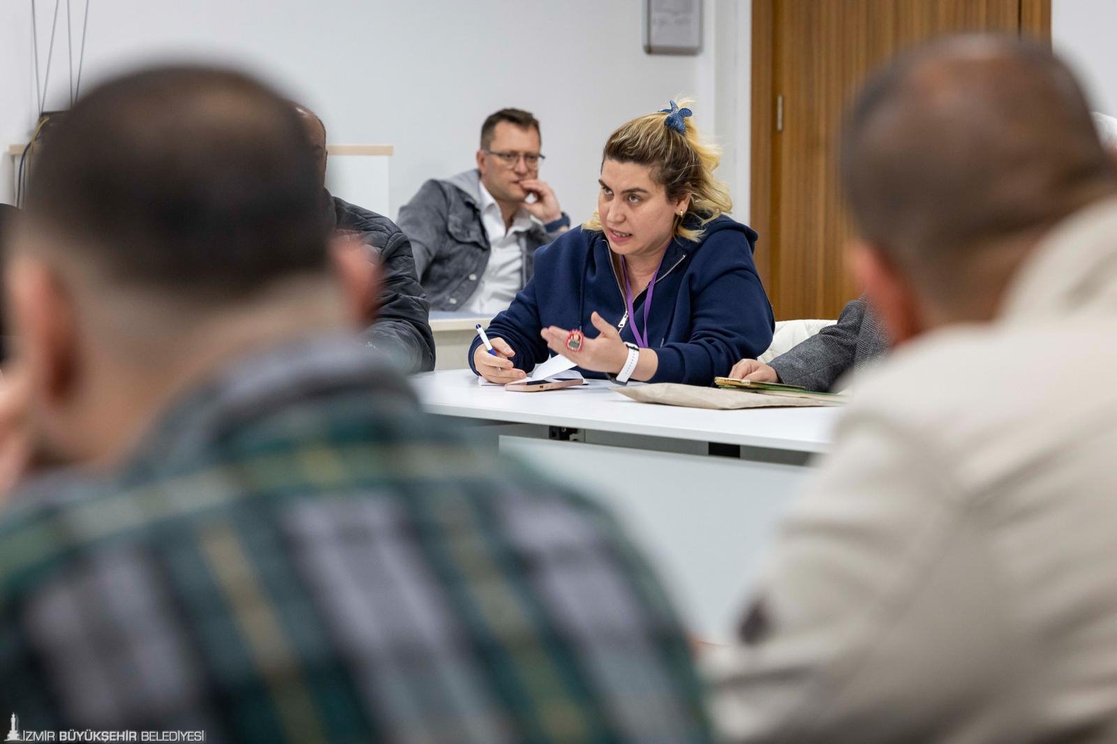 İzmir’de Romanlar için ortak akıl buluşması: 'Doğru adımlarla Romanların kaderini değiştireceğiz' 2 İzmir’de Romanlar için ortak akıl buluşması: 'Doğru adımlarla Romanların kaderini değiştireceğiz'