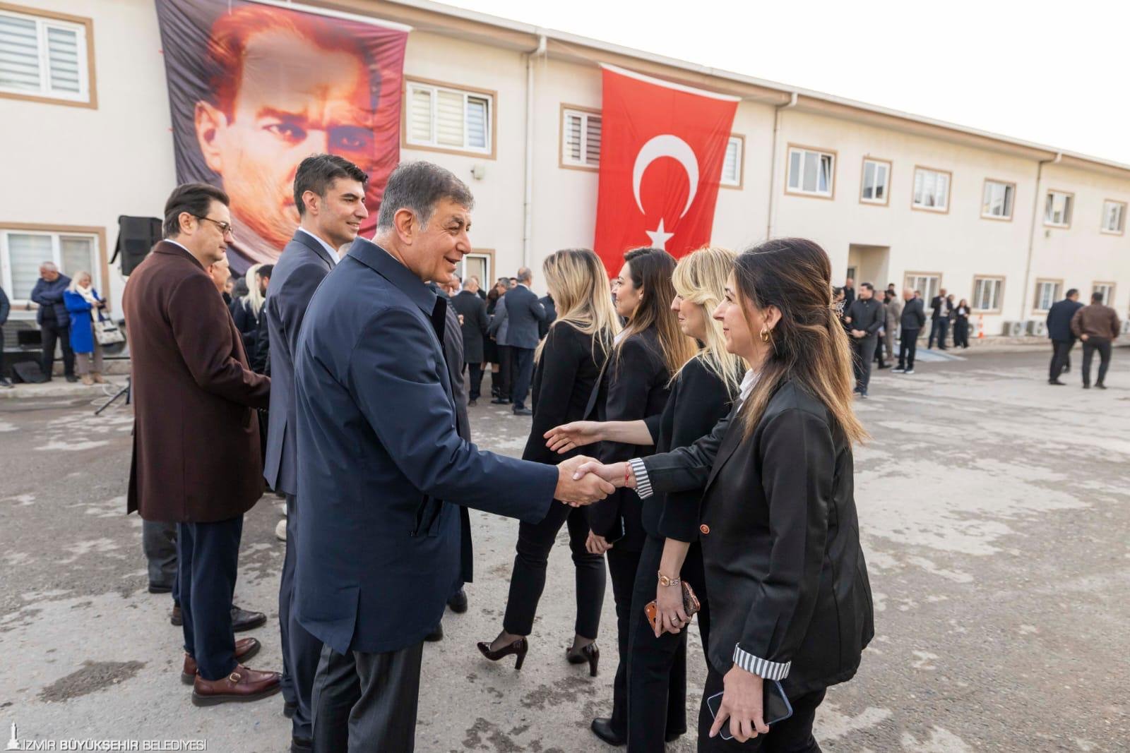 Başkan Tugay, İZSU personeli ile bayramlaştı: 'Bu kentin gururusunuz; İzmir size emanet'