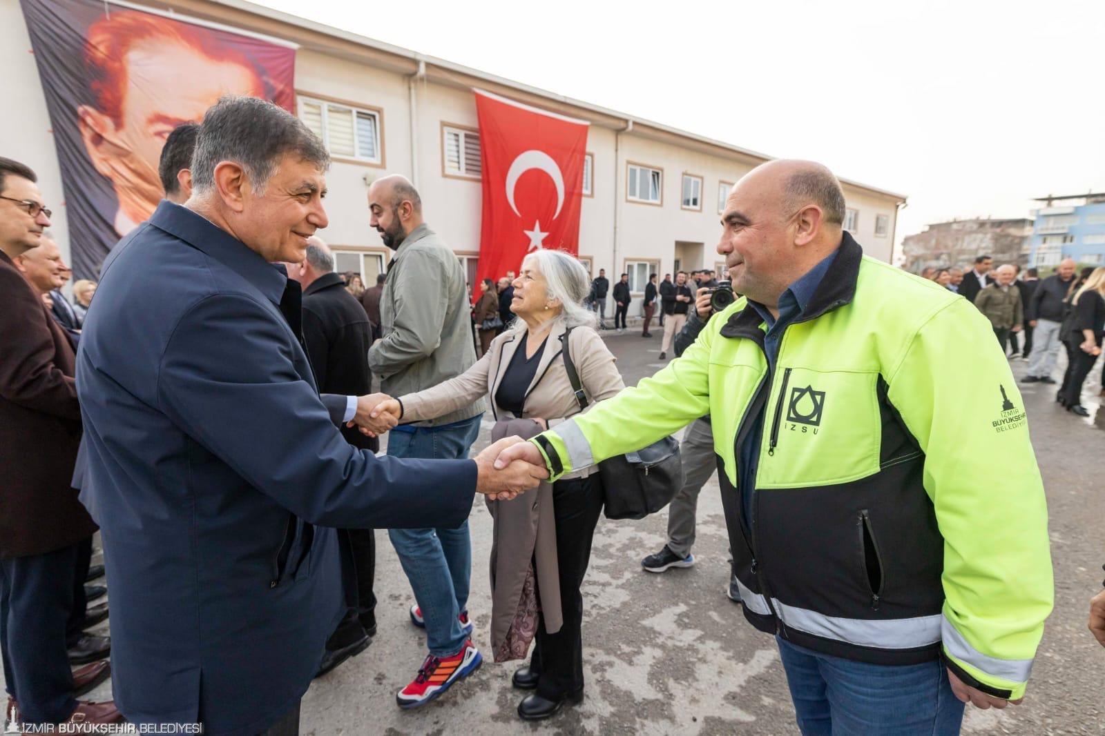 Başkan Tugay, İZSU personeli ile bayramlaştı: 'Bu kentin gururusunuz; İzmir size emanet'