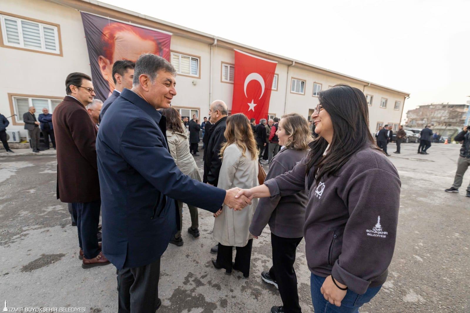 Başkan Tugay, İZSU personeli ile bayramlaştı: 'Bu kentin gururusunuz; İzmir size emanet'