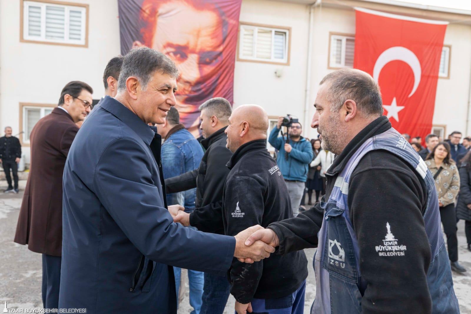 Başkan Tugay, İZSU personeli ile bayramlaştı: 'Bu kentin gururusunuz; İzmir size emanet'