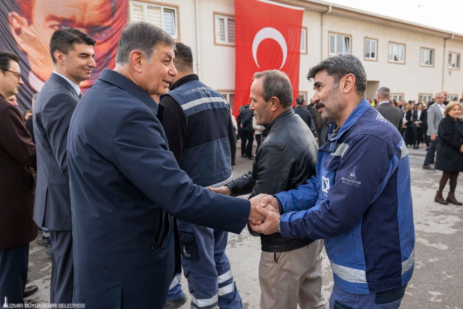 Başkan Tugay, İZSU personeli ile bayramlaştı: 'Bu kentin gururusunuz; İzmir size emanet'