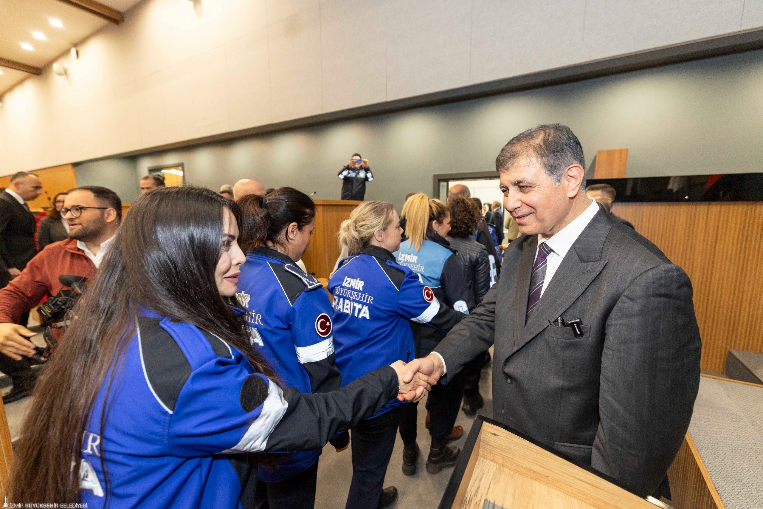 Başkan Tugay personelle bayramlaştı: 'Yol arkadaşlarım; sizler bu kentin vicdanısınız'