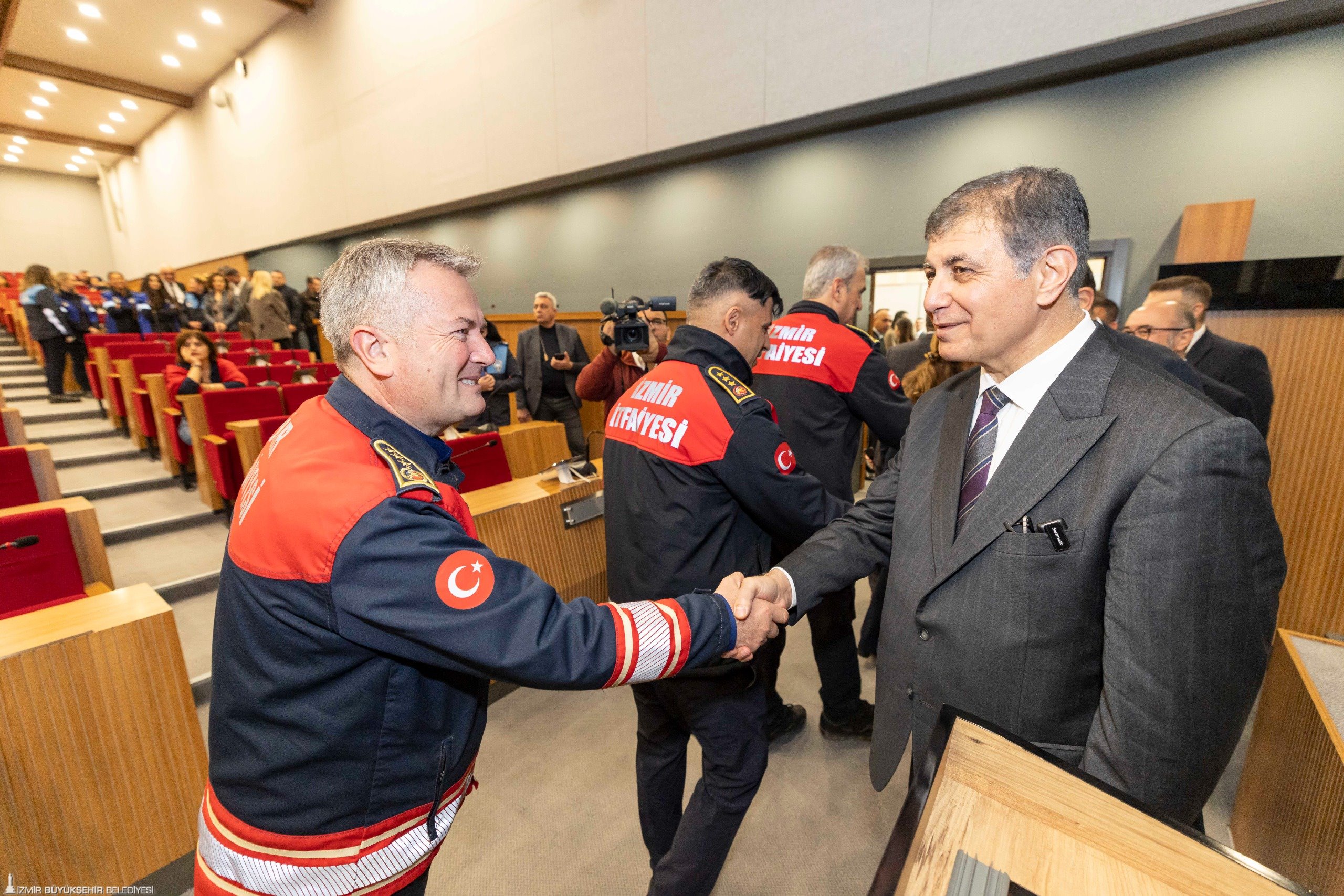 Başkan Tugay personelle bayramlaştı: 'Yol arkadaşlarım; sizler bu kentin vicdanısınız'