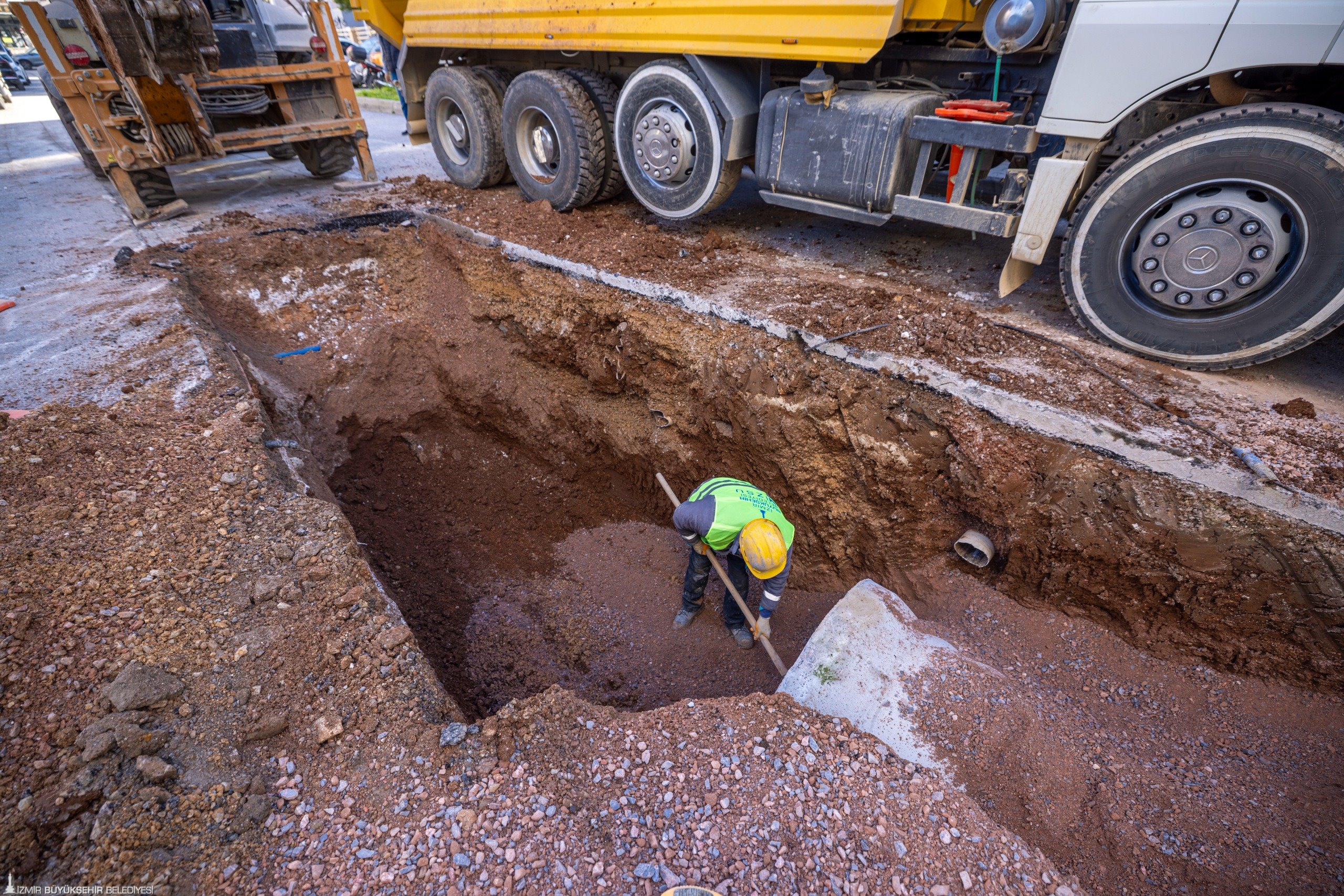 İZSU’dan Buca’ya 420 milyonluk altyapı yatırımı: 19 mahallede su taşkını çilesi sona eriyor