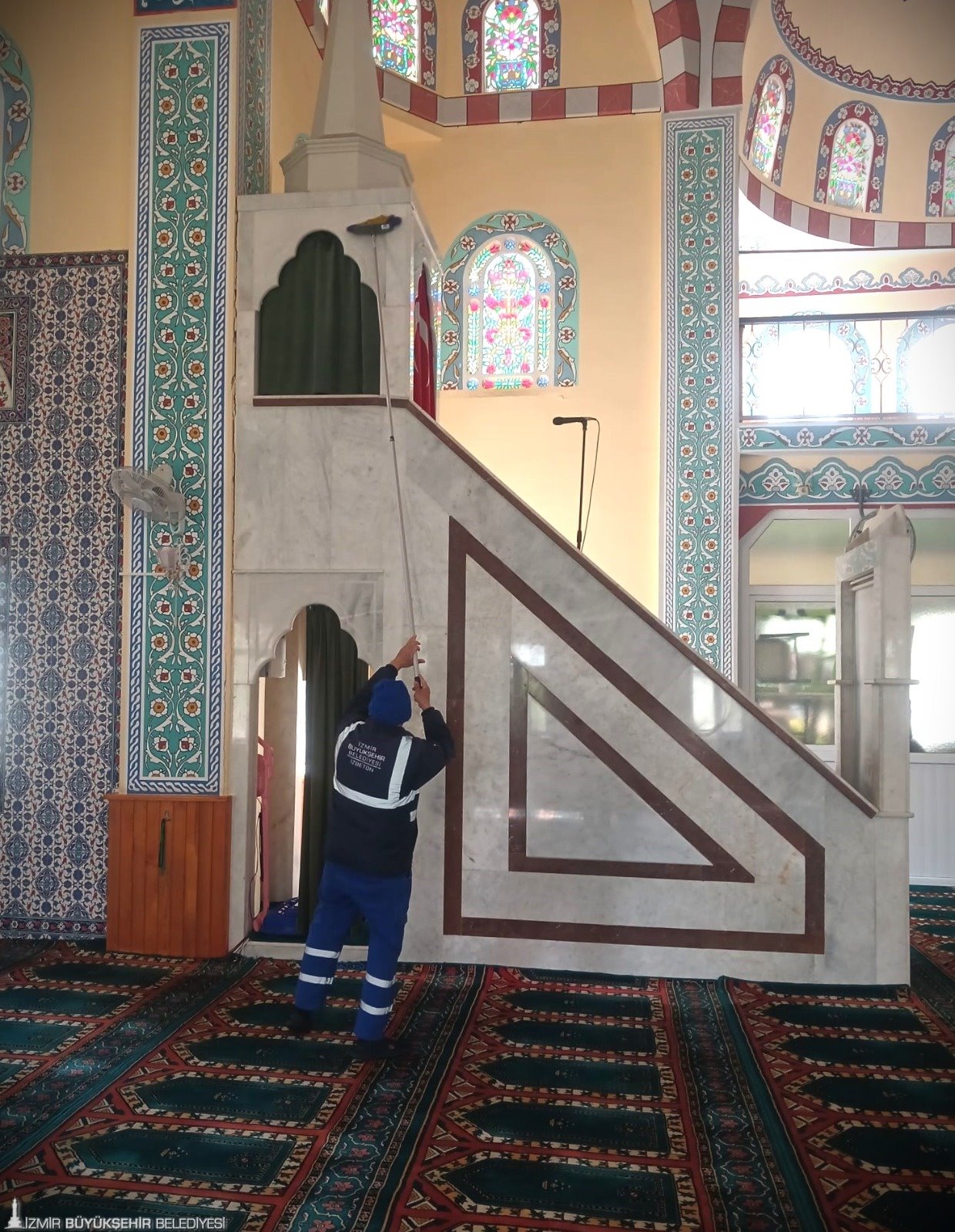 İzmir'de camilerde bayram temizliği seferberliği: Mihraptan avizelere dip köşe hijyen