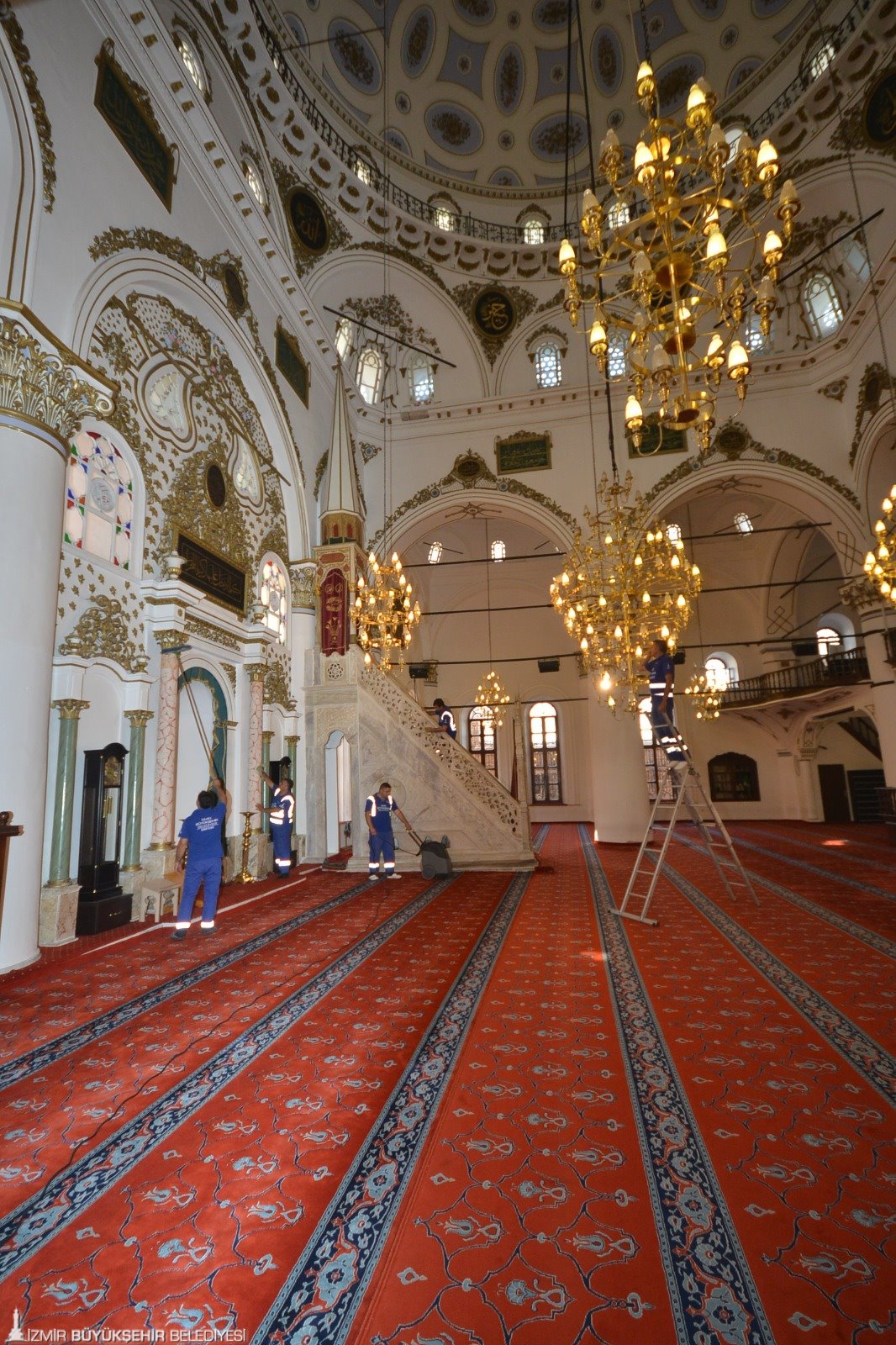 İzmir'de camilerde bayram temizliği seferberliği: Mihraptan avizelere dip köşe hijyen