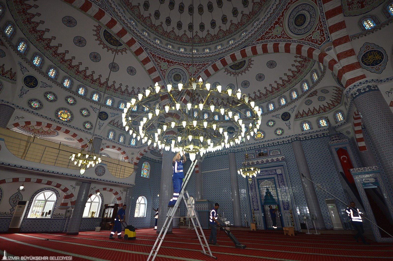 İzmir'de camilerde bayram temizliği seferberliği: Mihraptan avizelere dip köşe hijyen