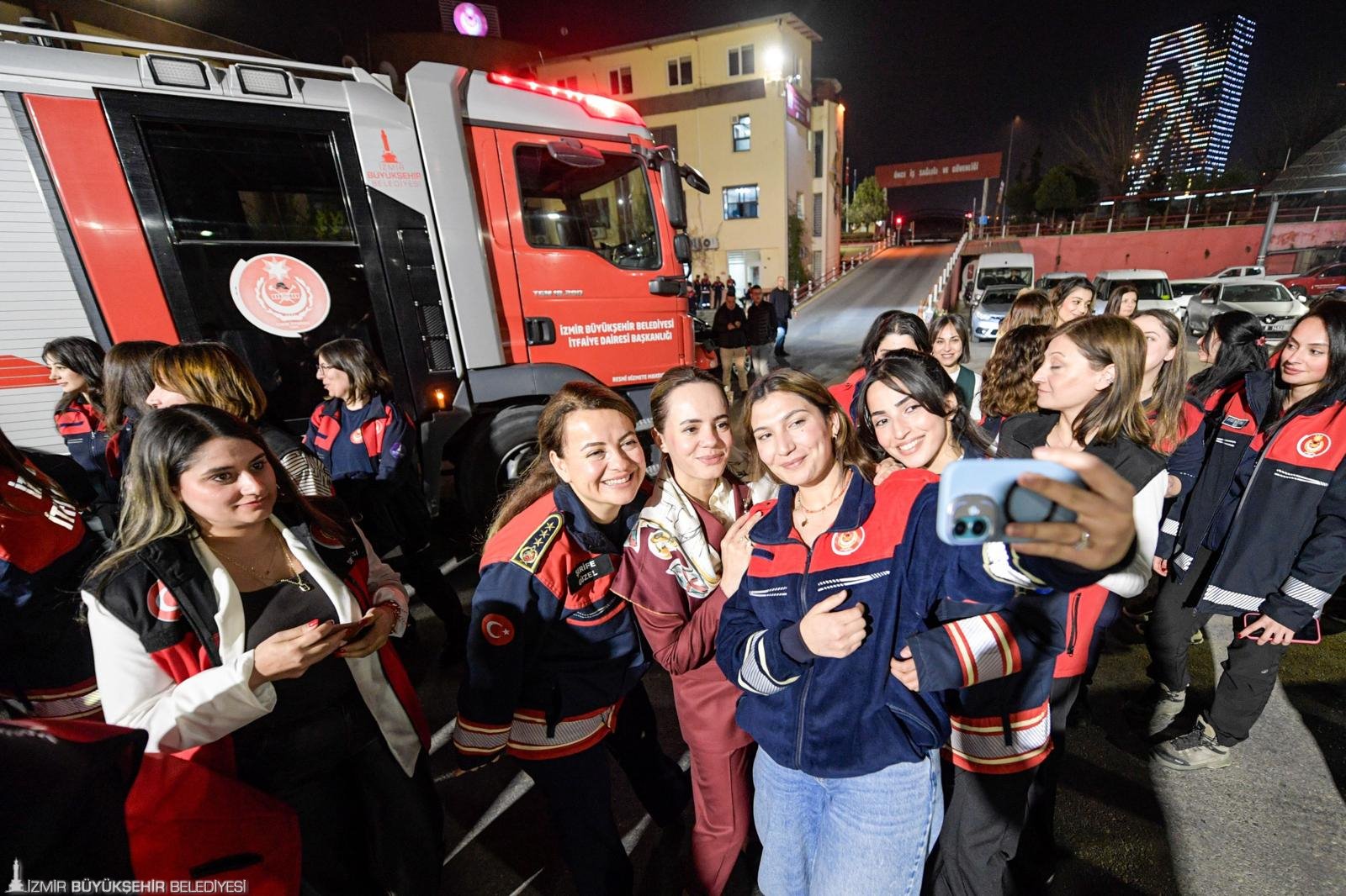 Öznur Tugay İtfaiye ve ESHOT'un 'demir kadınlarıyla' 'Gönül sofrasında' buluştu: "İyi ki varsınız"