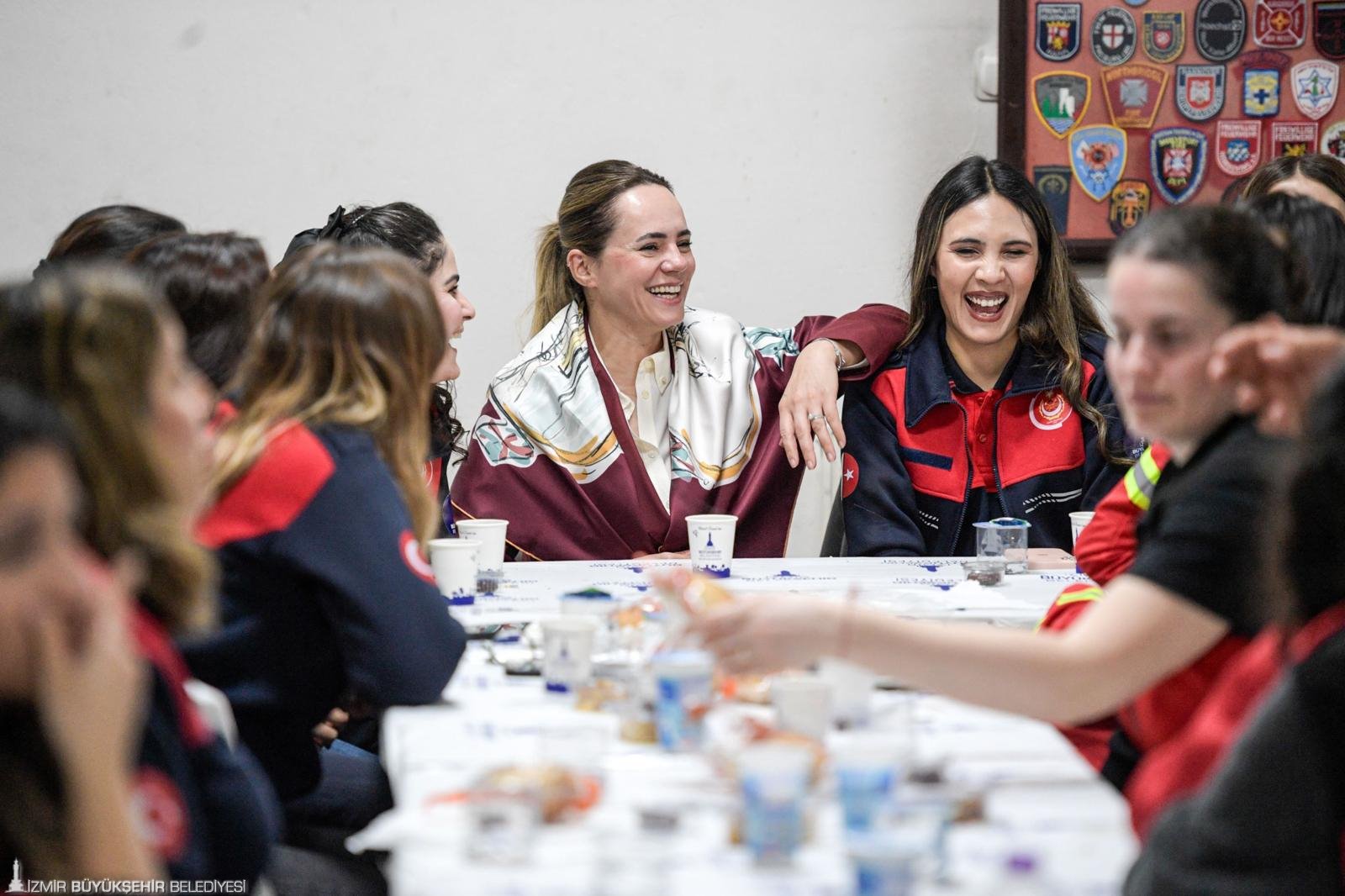 Öznur Tugay İtfaiye ve ESHOT'un 'demir kadınlarıyla' 'Gönül sofrasında' buluştu: "İyi ki varsınız"