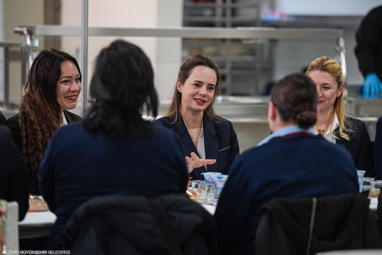 Öznur Tugay İtfaiye ve ESHOT'un 'demir kadınlarıyla' 'Gönül sofrasında' buluştu: "İyi ki varsınız"