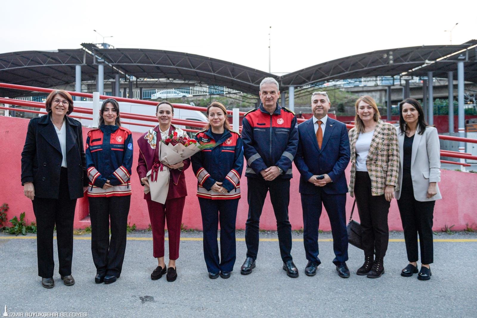 Öznur Tugay İtfaiye ve ESHOT'un 'demir kadınlarıyla' 'Gönül sofrasında' buluştu: "İyi ki varsınız"