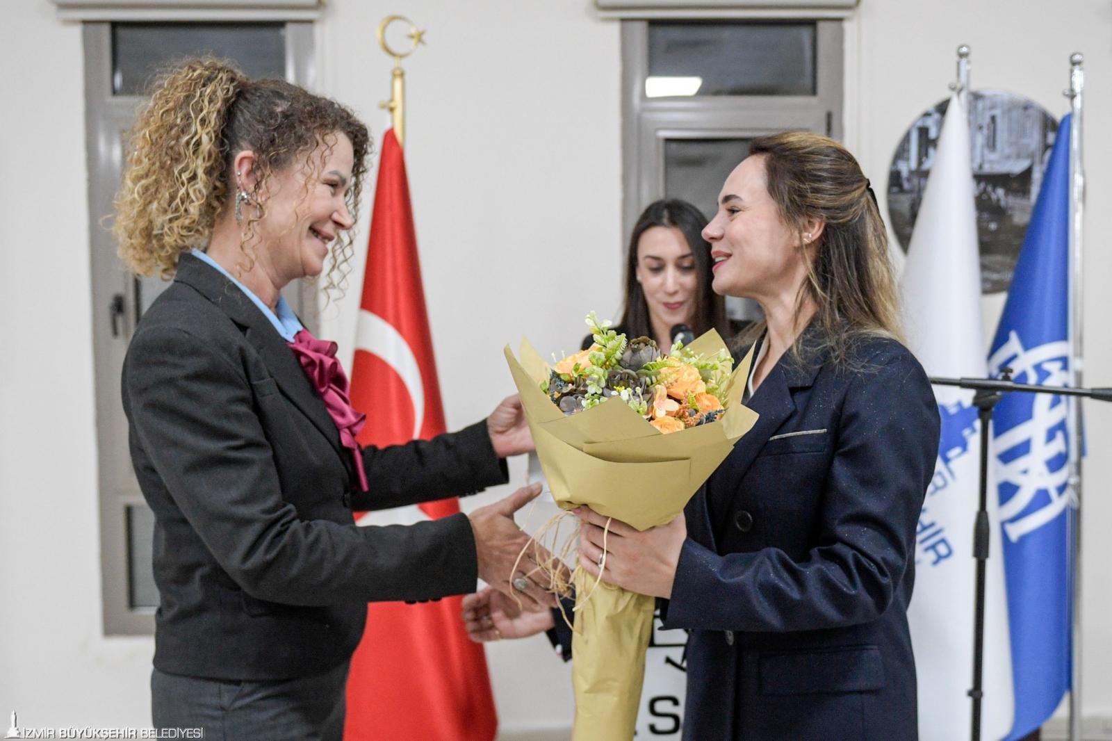 Öznur Tugay İtfaiye ve ESHOT'un 'demir kadınlarıyla' 'Gönül sofrasında' buluştu: "İyi ki varsınız"