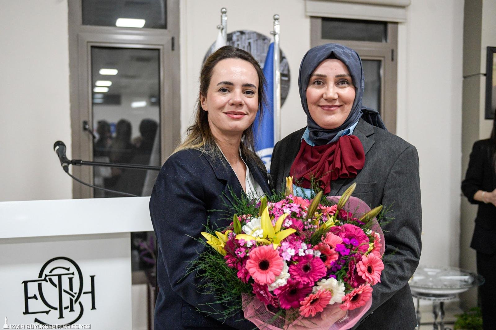 Öznur Tugay İtfaiye ve ESHOT'un 'demir kadınlarıyla' 'Gönül sofrasında' buluştu: "İyi ki varsınız"