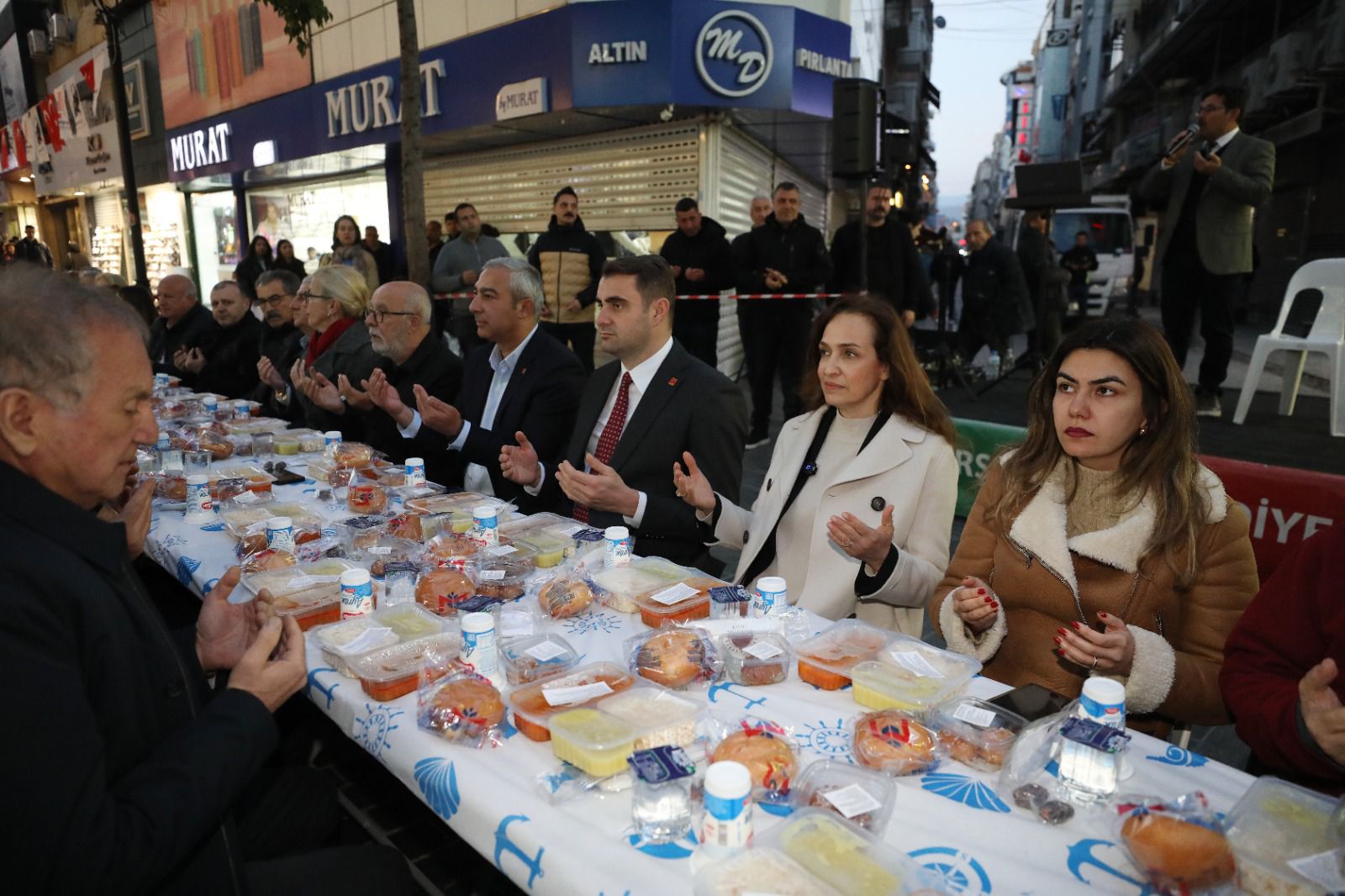 Karşıyaka Çarşı’da dev iftar sofrası: 5 bin kişi gönül birliğinde buluştu
