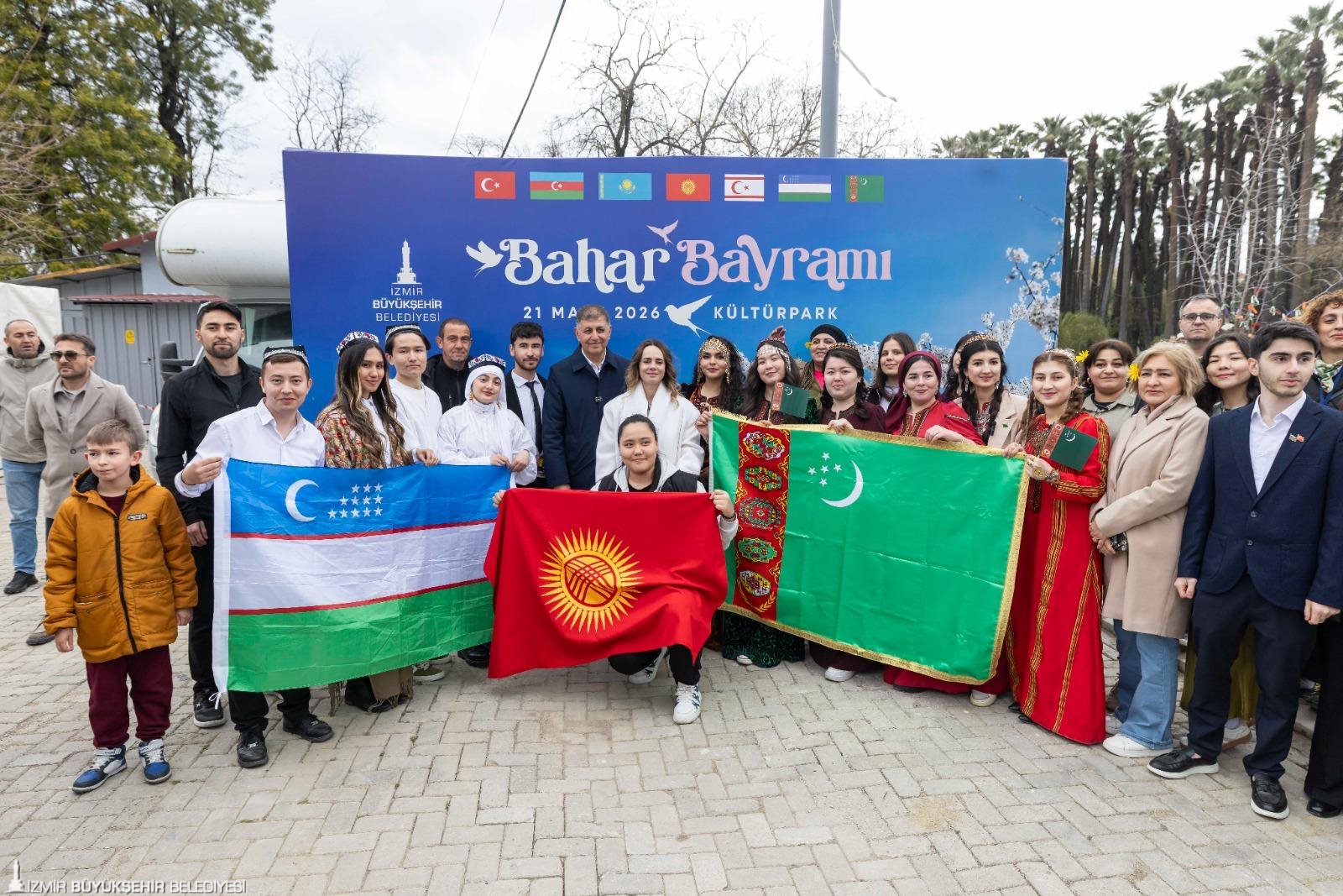 Bahar Bayramı İzmir’e çok yakıştı: Demir dövüldü, ateşten atlandı