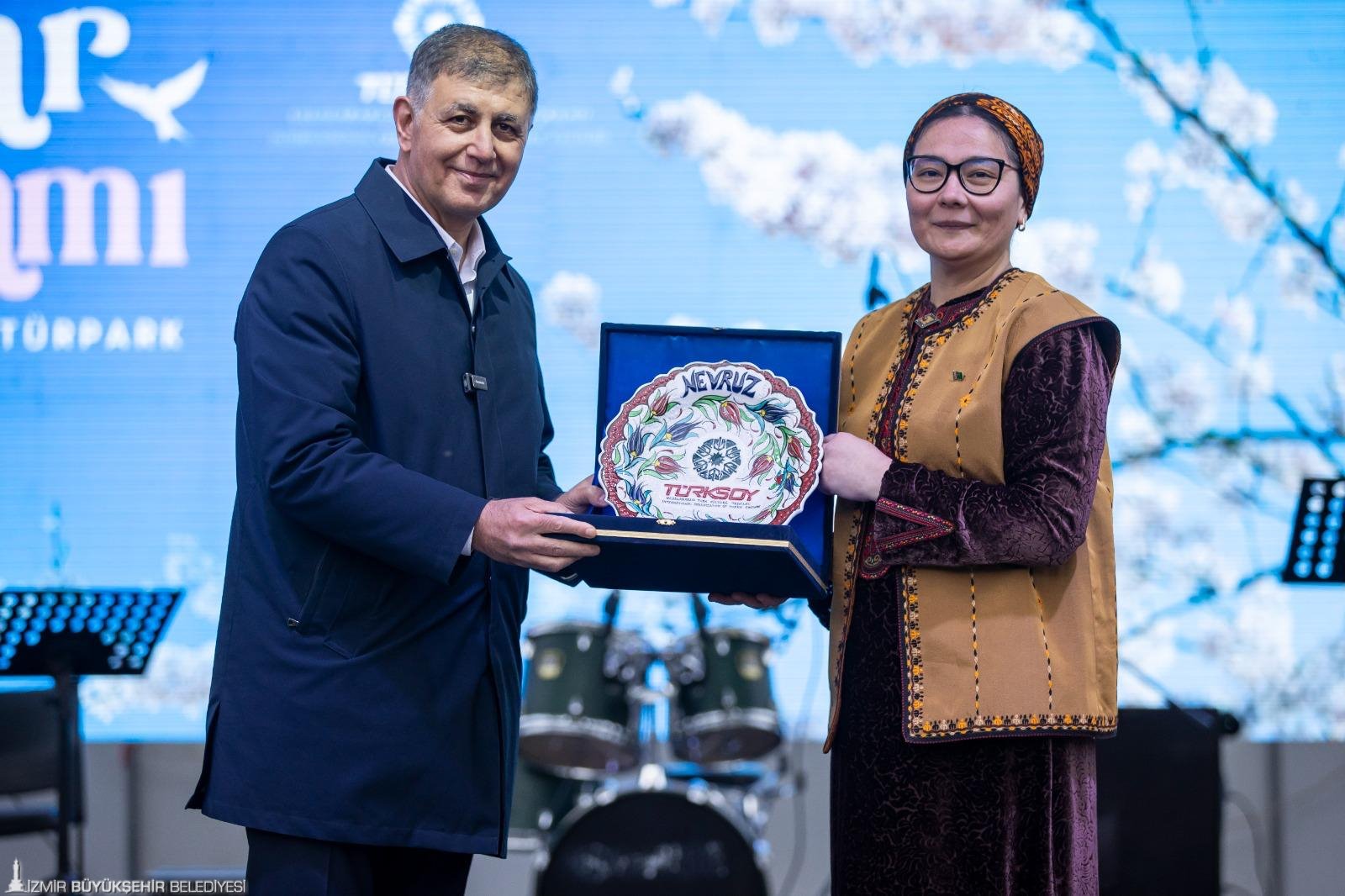 Bahar Bayramı İzmir’e çok yakıştı: Demir dövüldü, ateşten atlandı