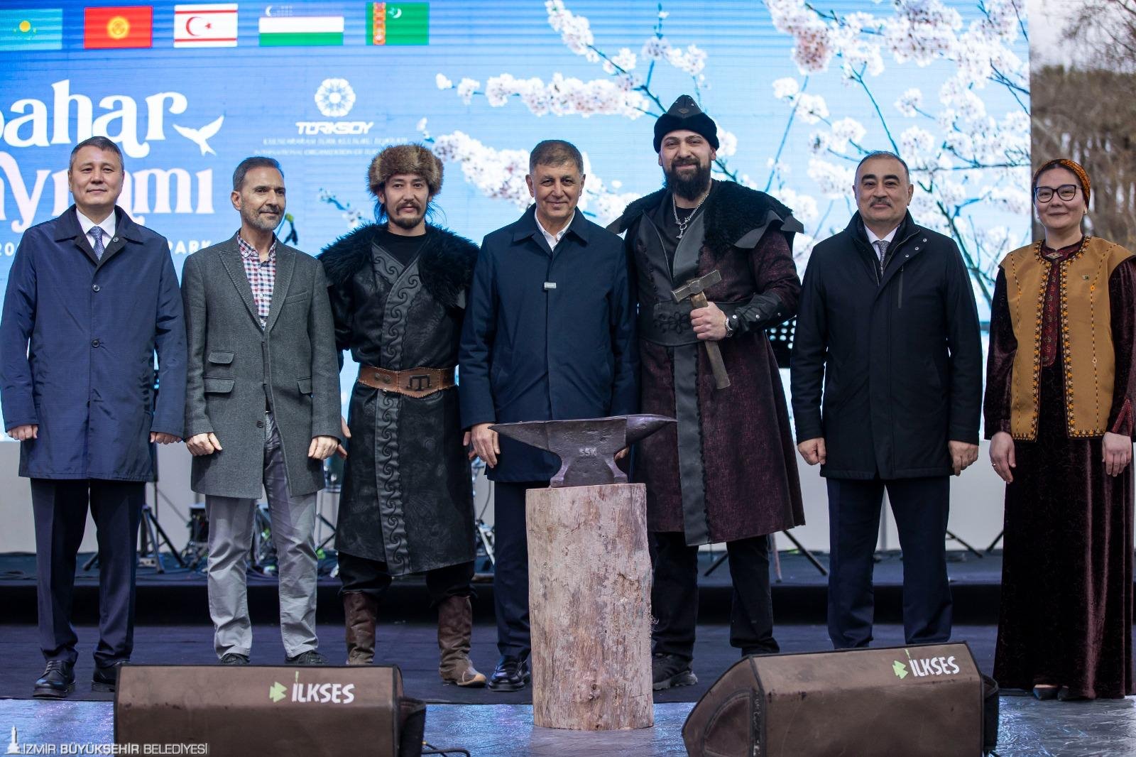 Bahar Bayramı İzmir’e çok yakıştı: Demir dövüldü, ateşten atlandı