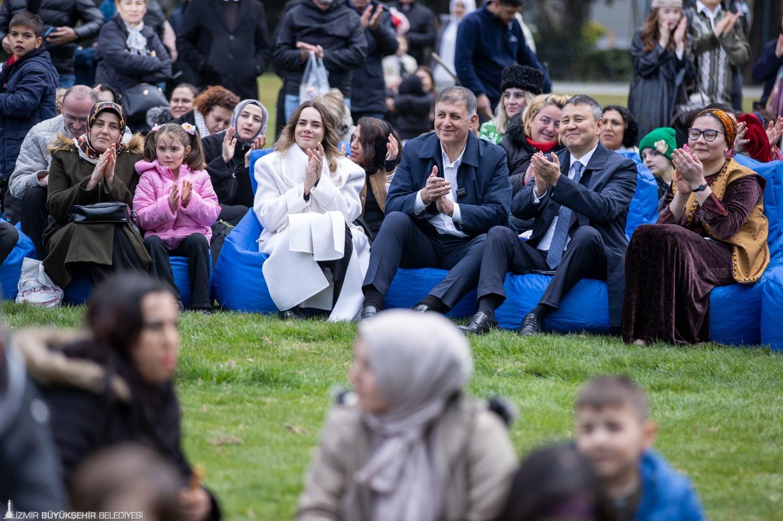 Bahar Bayramı İzmir’e çok yakıştı: Demir dövüldü, ateşten atlandı
