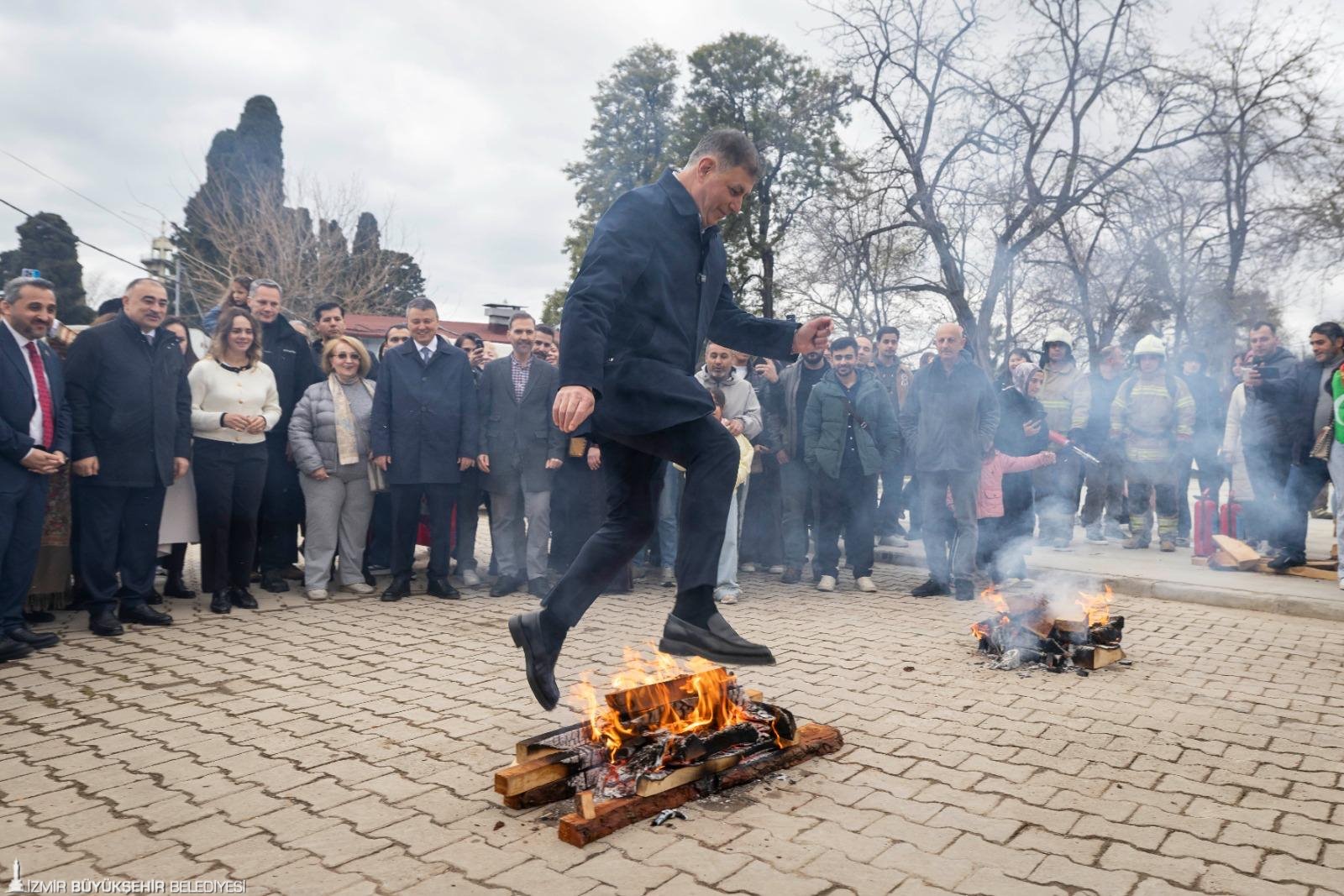 Bahar Bayramı İzmir’e çok yakıştı: Demir dövüldü, ateşten atlandı