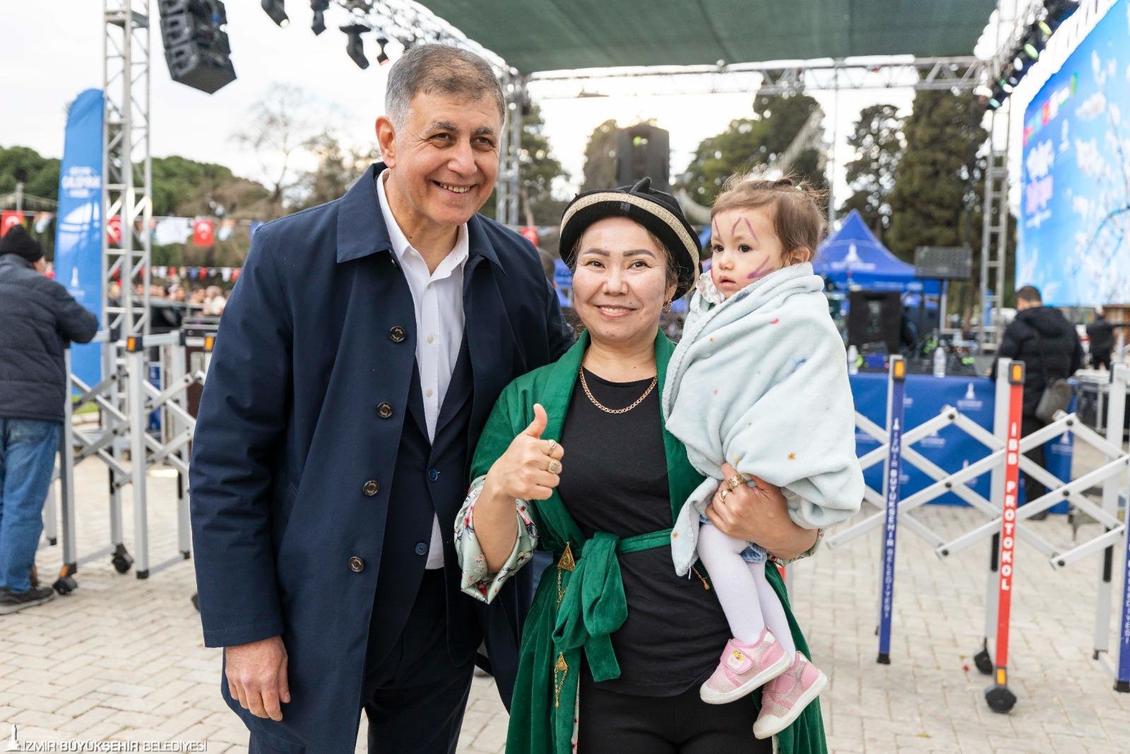 Bahar Bayramı İzmir’e çok yakıştı: Demir dövüldü, ateşten atlandı