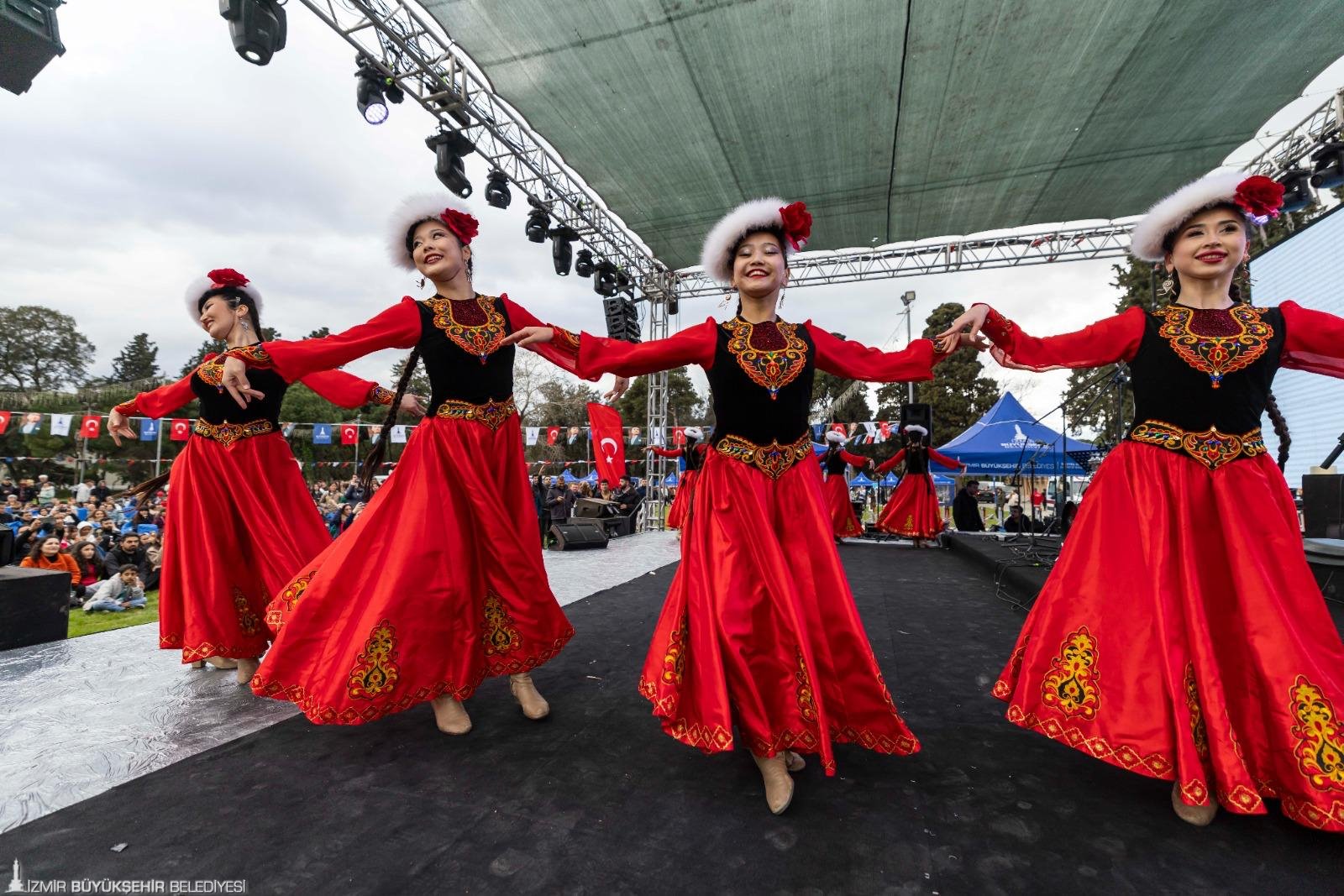 Bahar Bayramı İzmir’e çok yakıştı: Demir dövüldü, ateşten atlandı