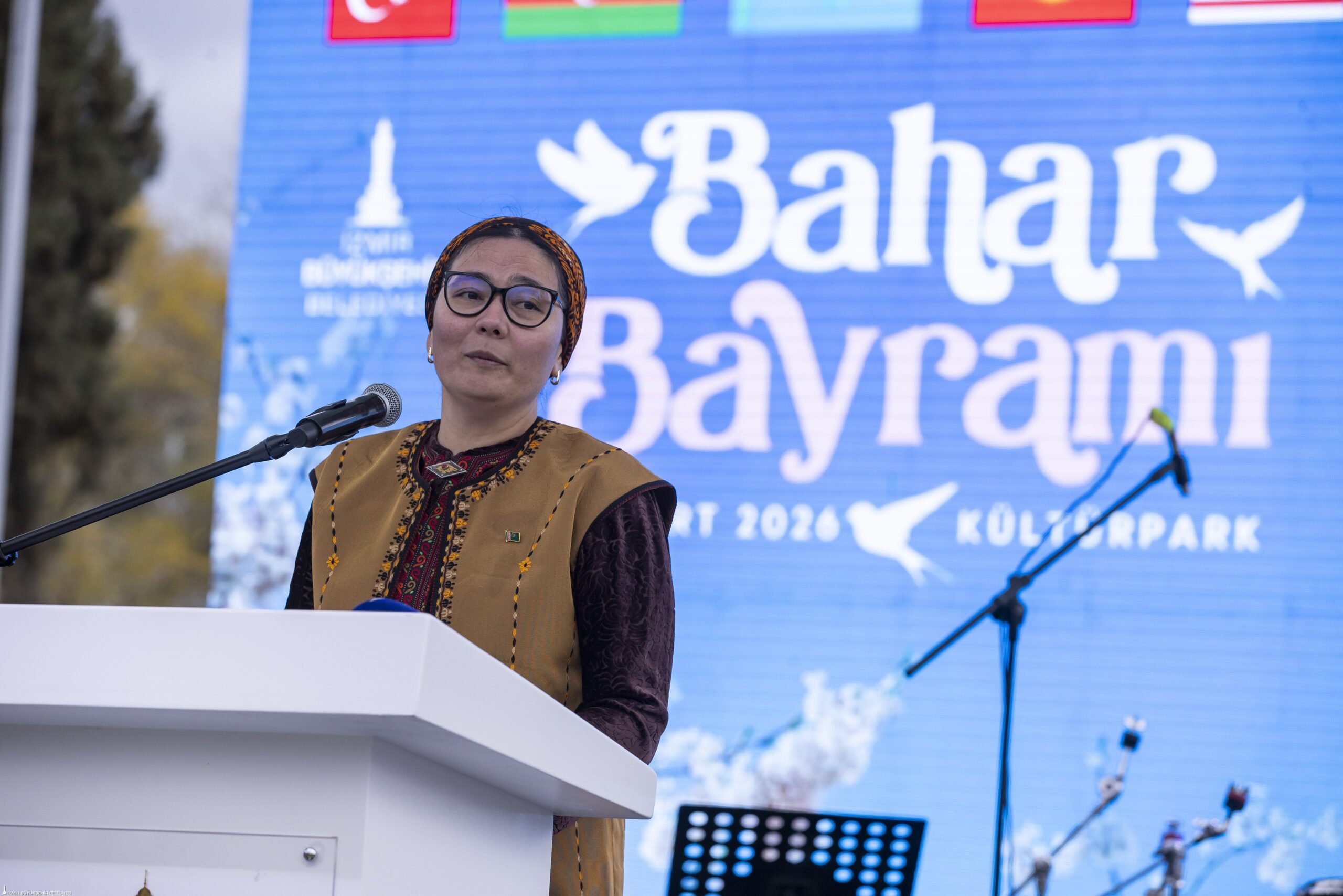 Bahar Bayramı İzmir’e çok yakıştı: Demir dövüldü, ateşten atlandı