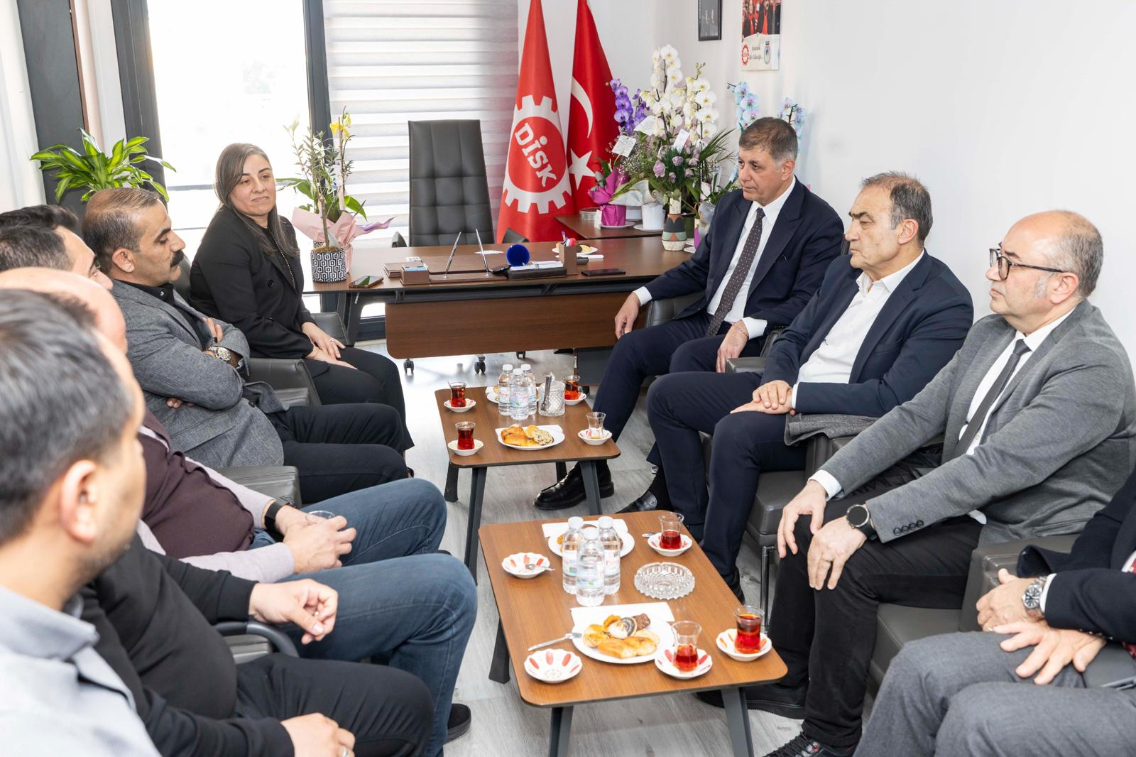 İzmir’de "Emek" ve "Belediye" tek yürek! Tugay’dan DİSK’e çağrı: “Takım olmalıyız”