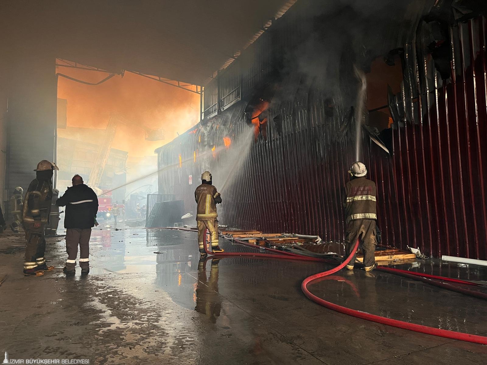 Buca'da sanayi sitesi alev alev: 41 araç, 100’ü aşkın personelle hızlı müdahale